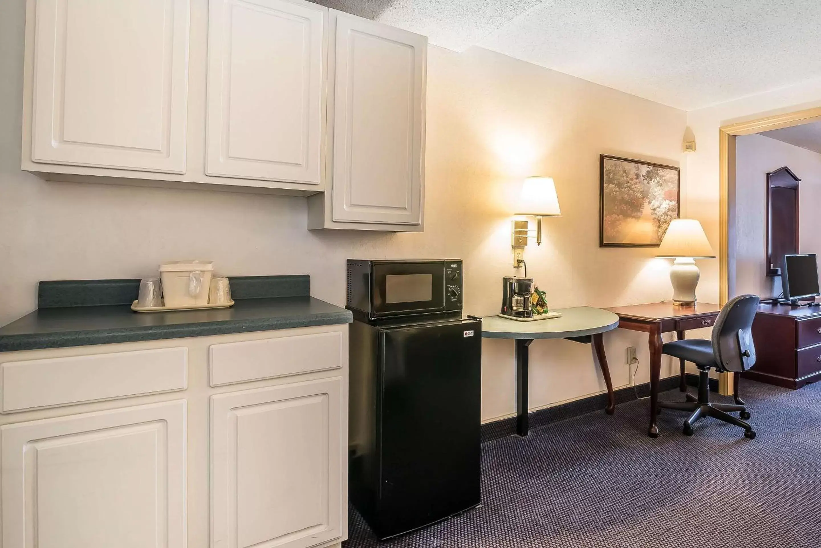 Bedroom, Kitchen/Kitchenette in Quality Inn & Suites Albany Airport