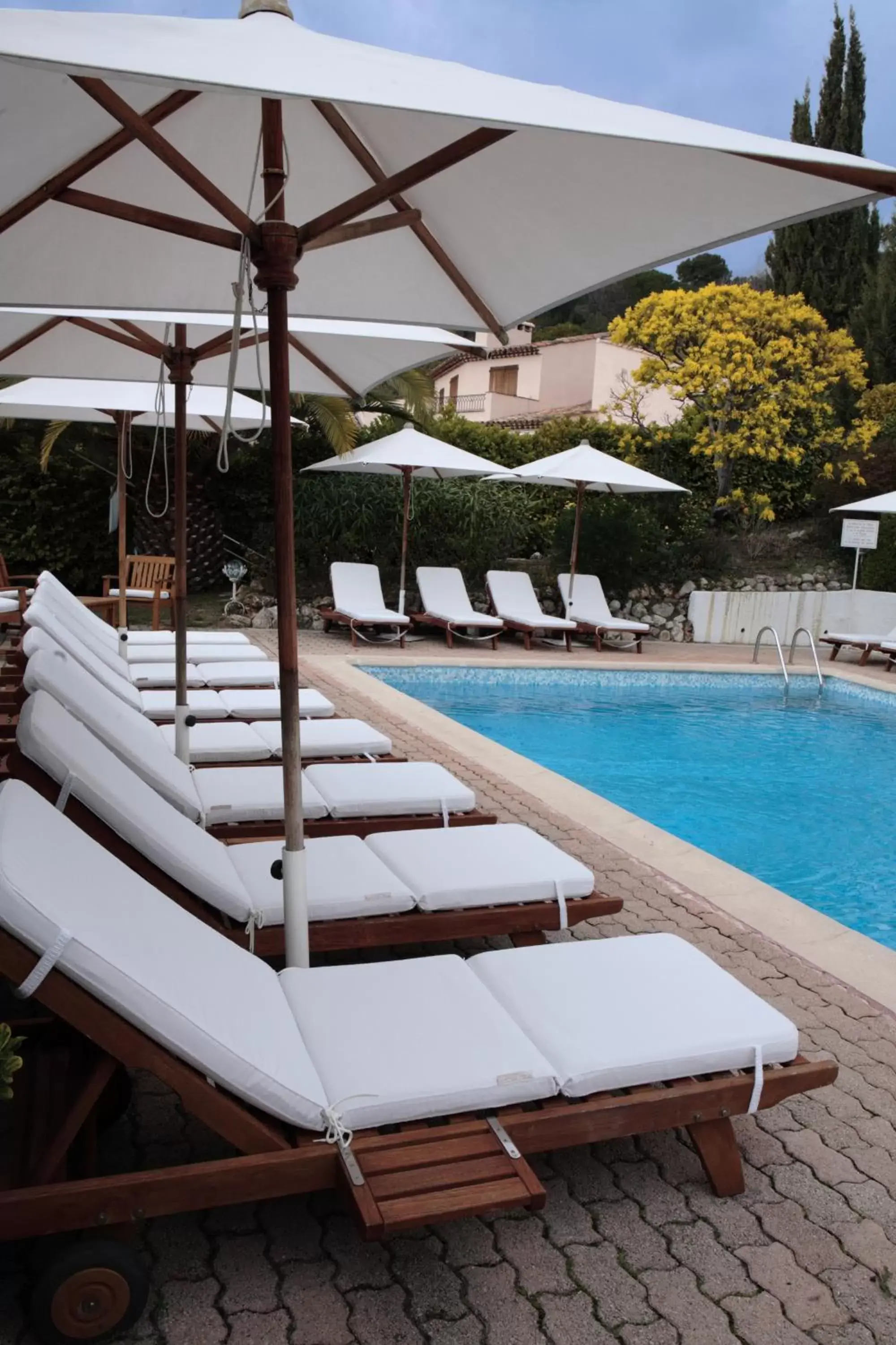 Swimming Pool in Hotel les Vergers de Saint Paul