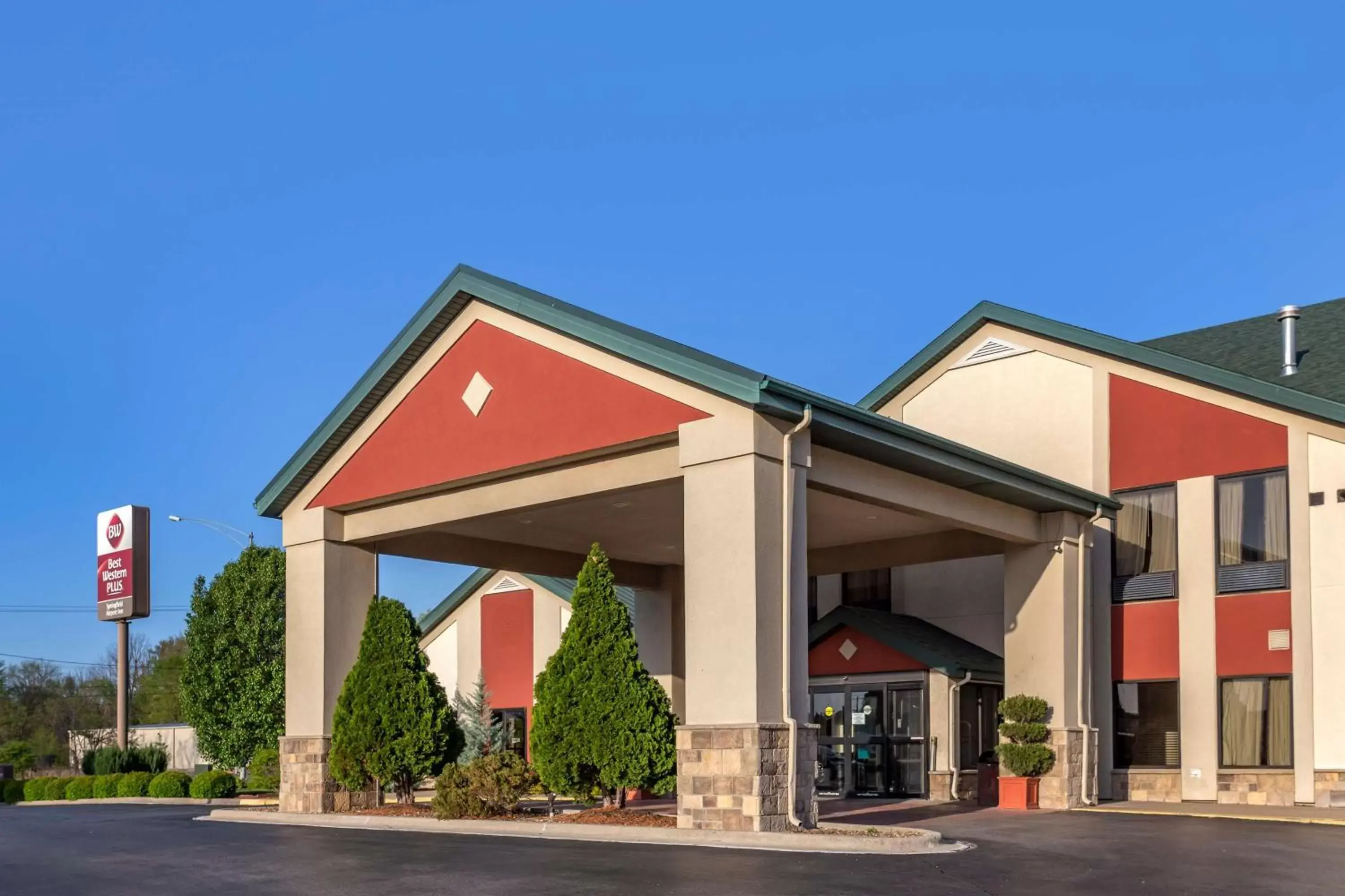 Property building in Best Western Plus Springfield Airport Inn