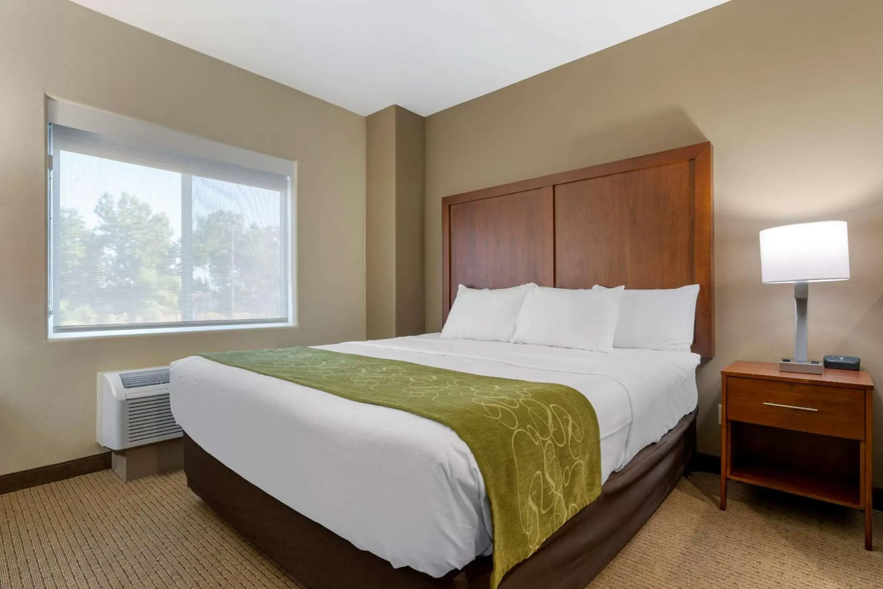 Photo of the whole room, Bed in Comfort Suites Marysville-Yuba City