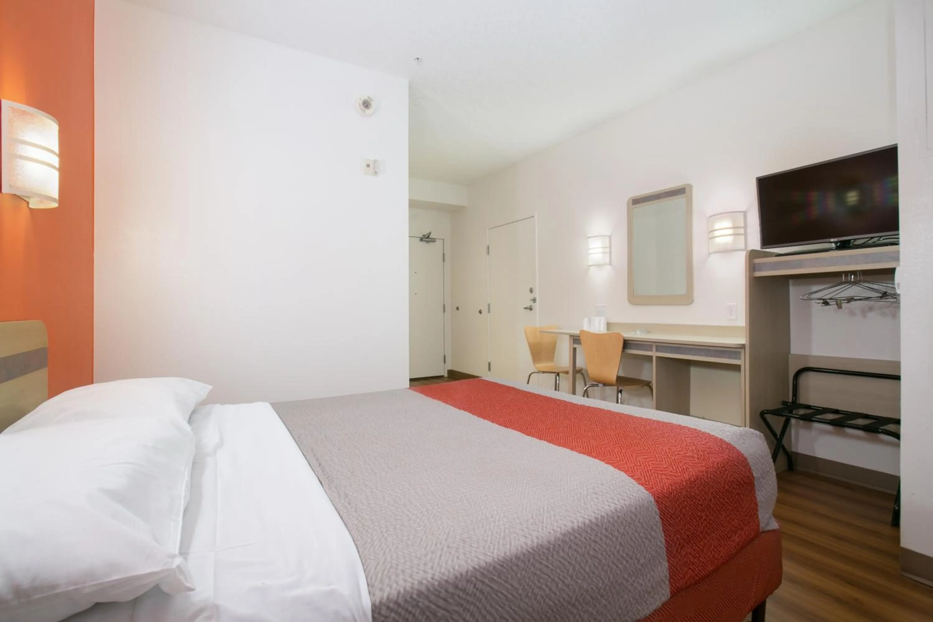 Bedroom, Bed in Motel 6-Brooklyn Center, MN - Minneapolis