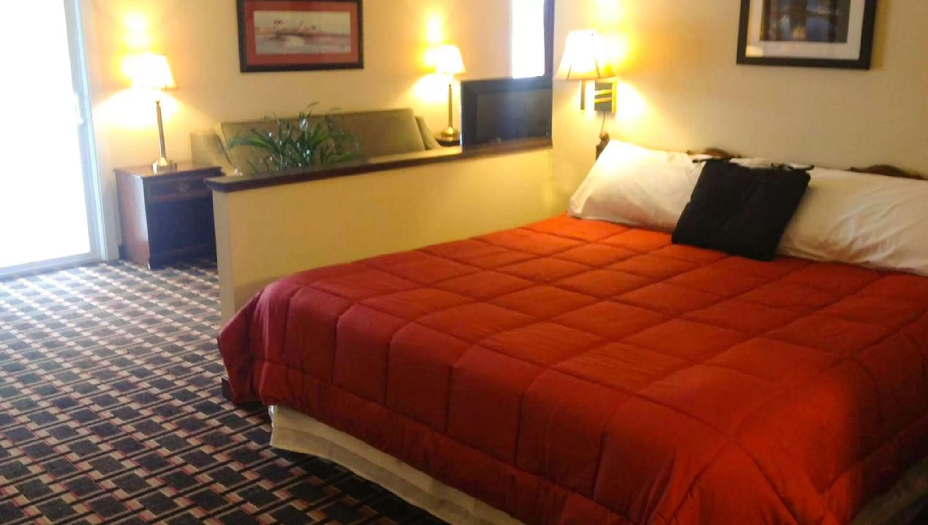 Photo of the whole room, Bed in Colonial Inn Ellsworth