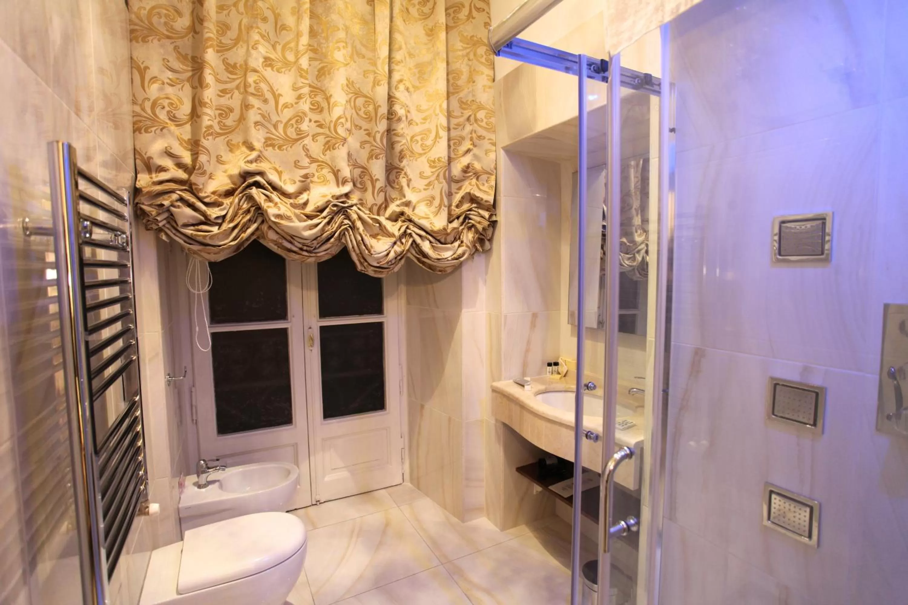 Bathroom in B&B Roma Royal Residence