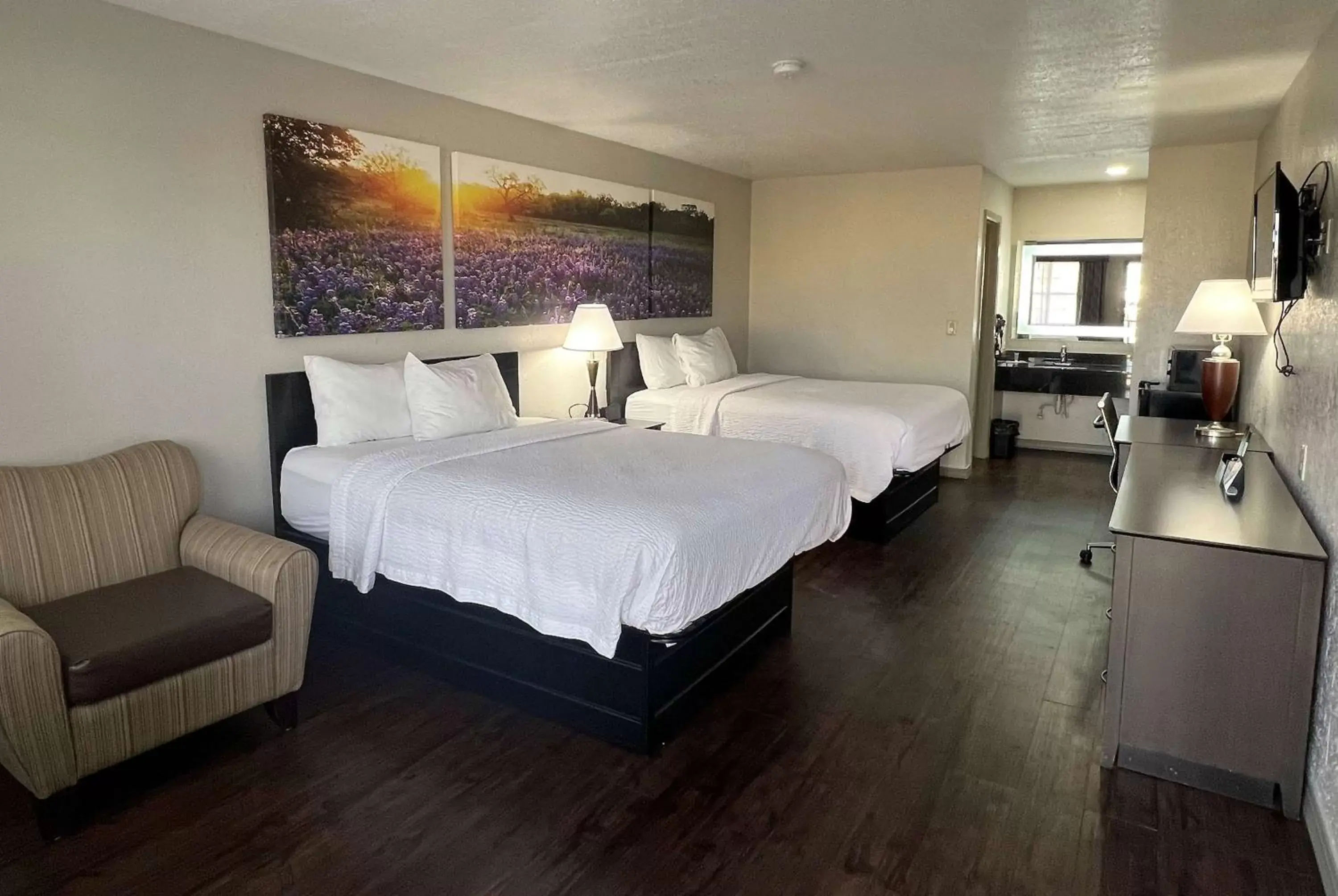 Photo of the whole room, Bed in Days Inn & Suites by Wyndham - Canton First Monday Trade Days