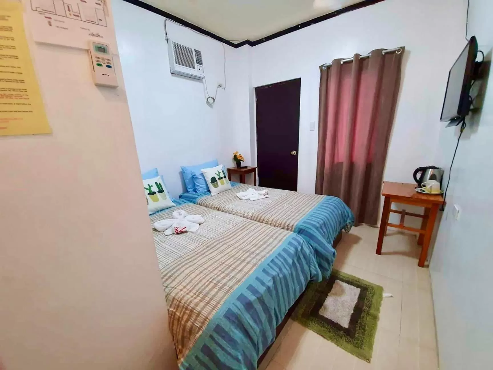 Bed in Kalis Viewpoint Lodge Coron