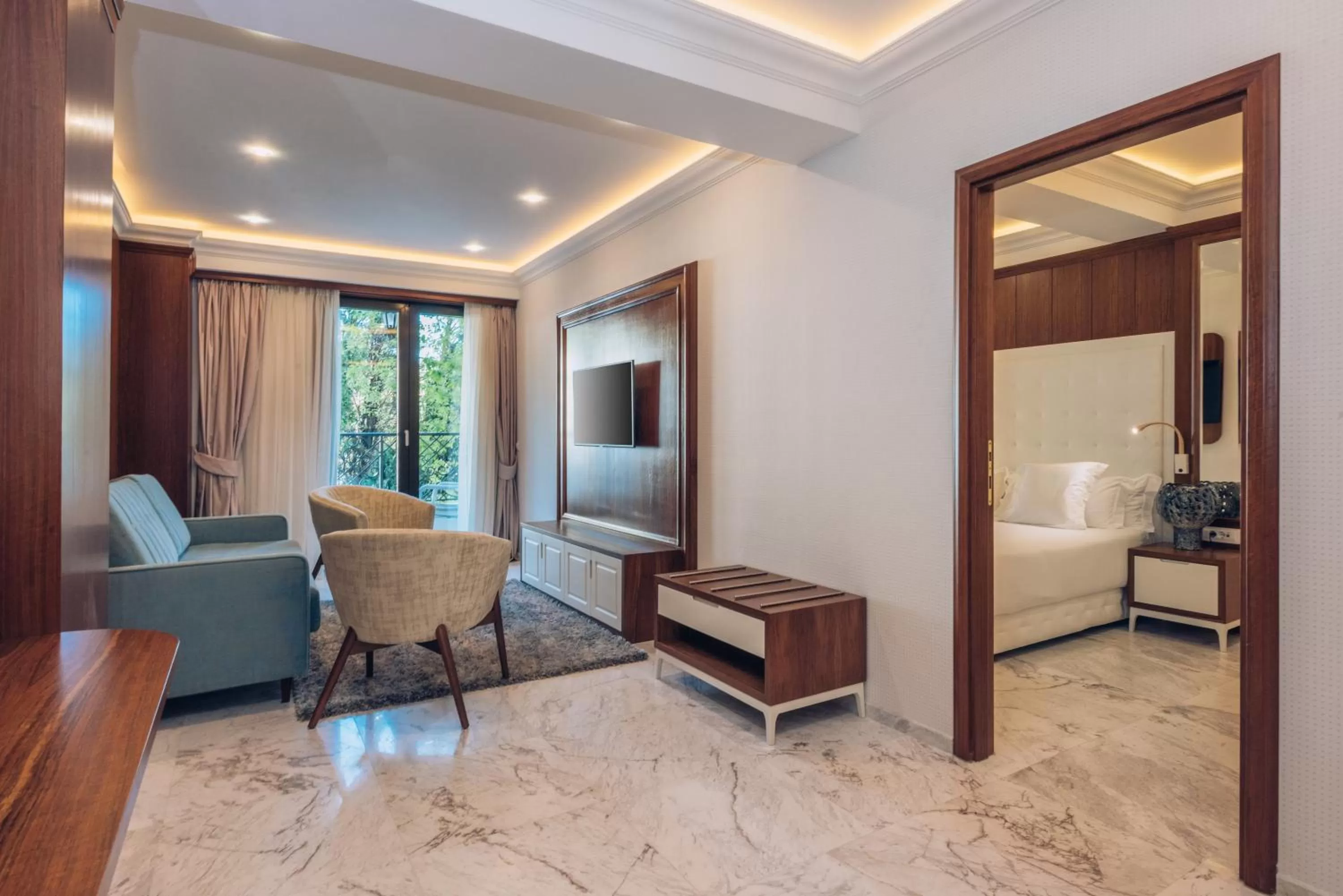 Living room, Bed in Iberostar Waves Slavija