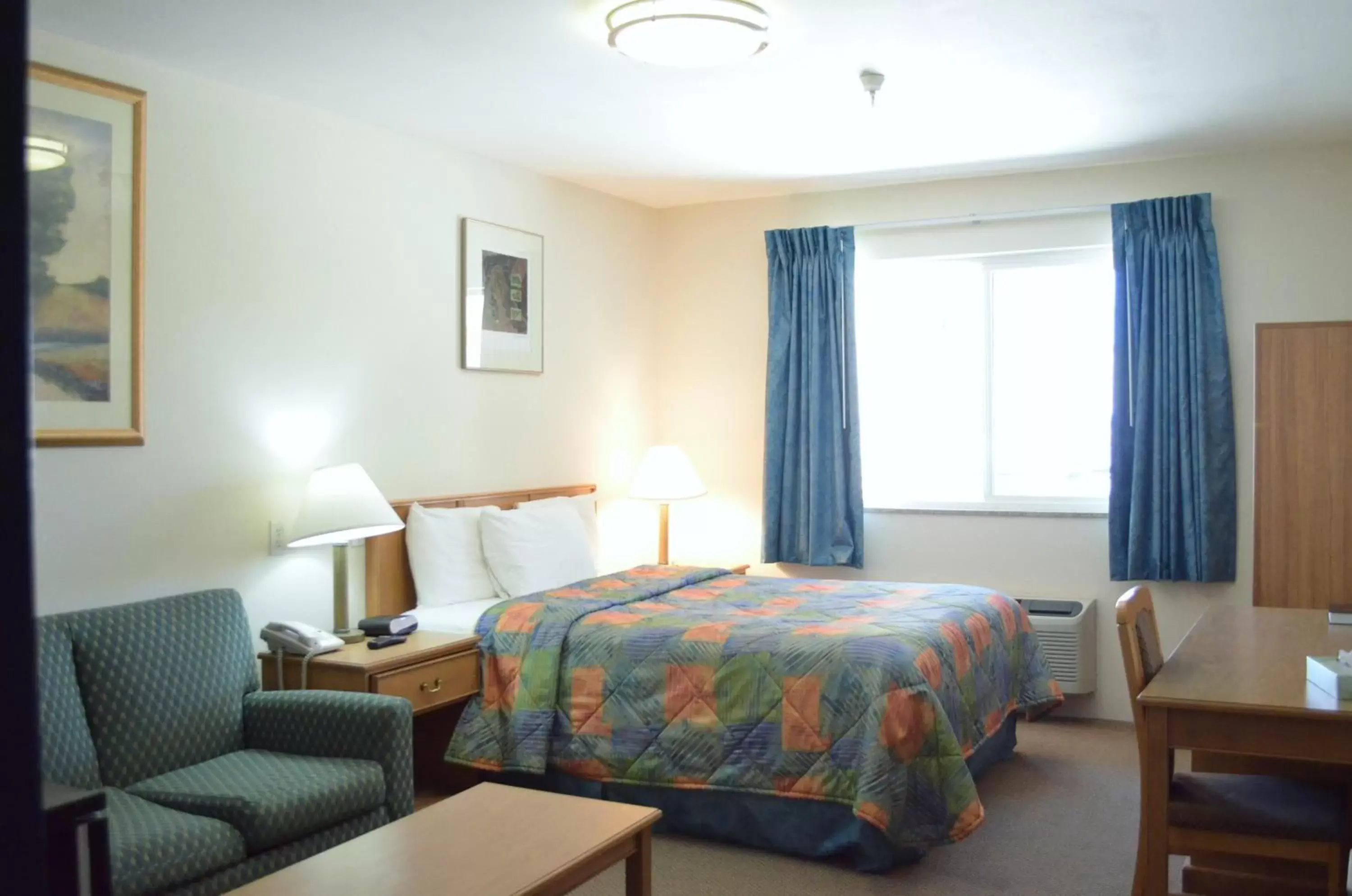 Photo of the whole room, Bed in Knights Inn Quincy Photo of the whole room, Bed in Knights Inn Quincy