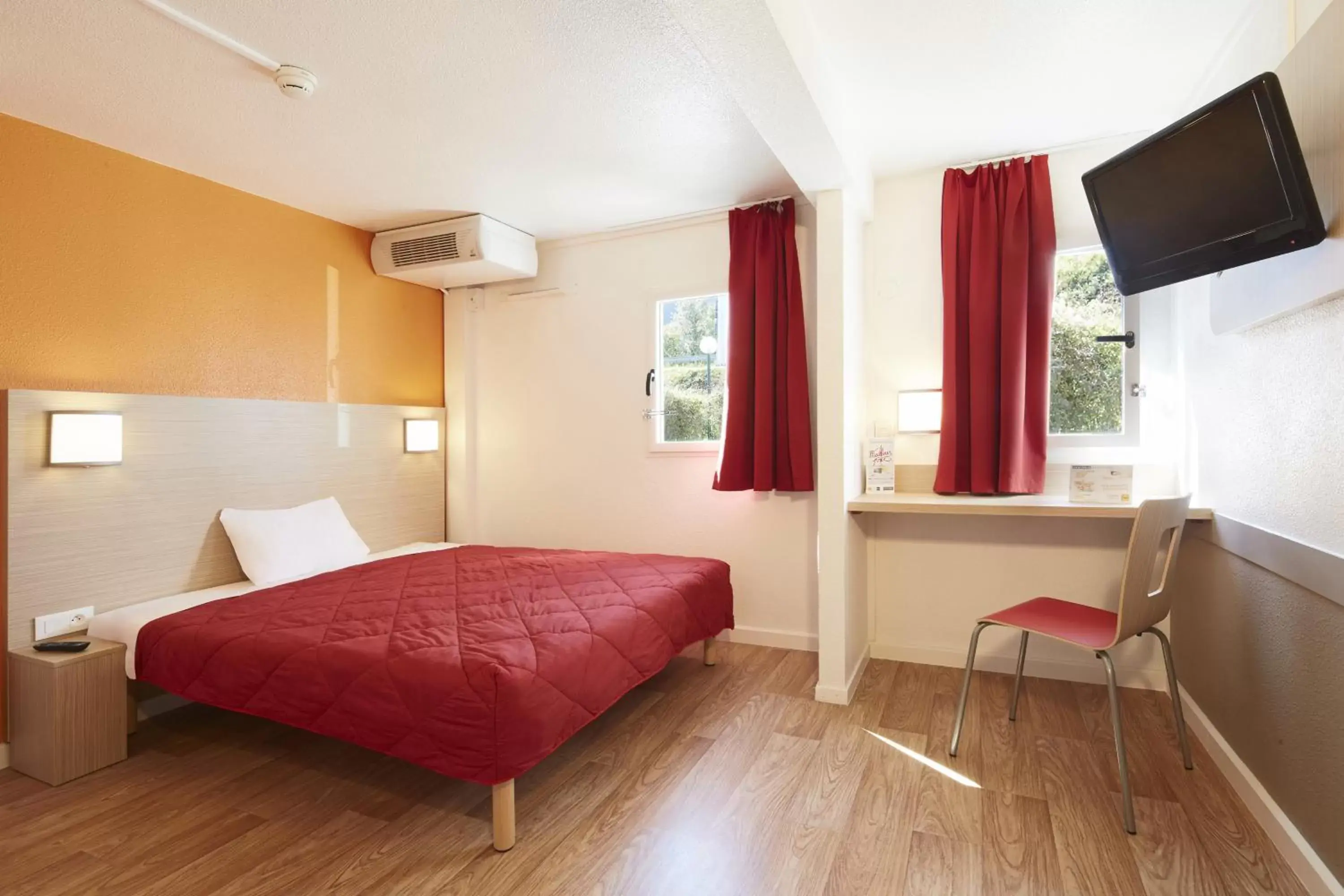 Photo of the whole room, Bed in Premiere Classe Roissy CDG - Paris Nord 2 - Parc des Expositions