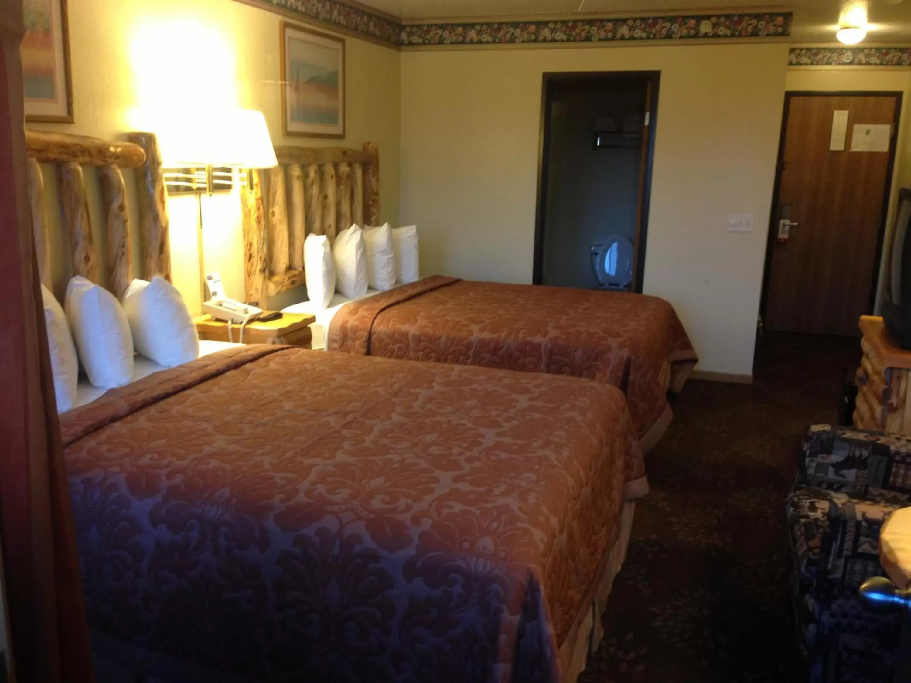 Bedroom, Bed in Super 8 by Wyndham Bridgeview of Mackinaw City