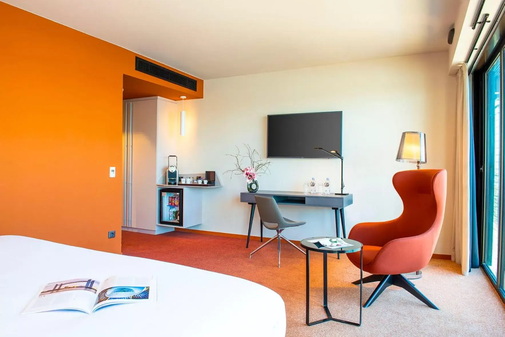 Bathroom, TV/Entertainment Center in Radisson Blu Hotel Bordeaux