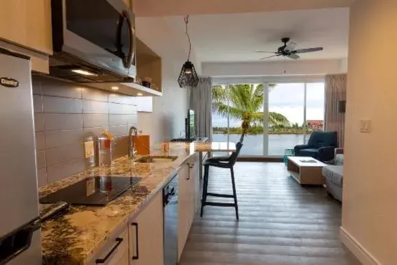 Kitchen or kitchenette, Kitchen/Kitchenette in Pelican Bay Hotel