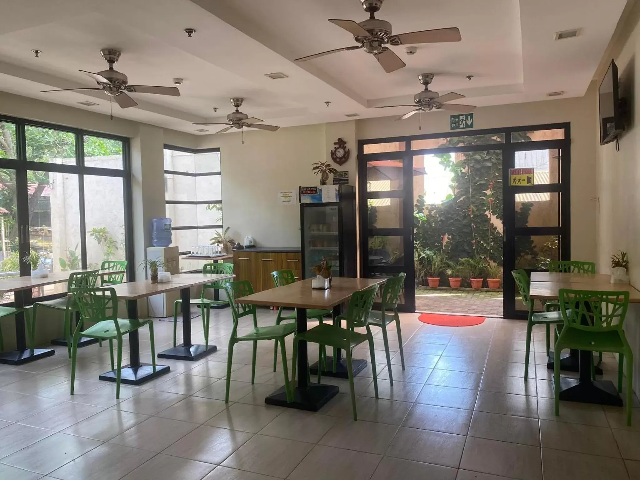 Restaurant/Places to Eat in Coron Visitors Hotel