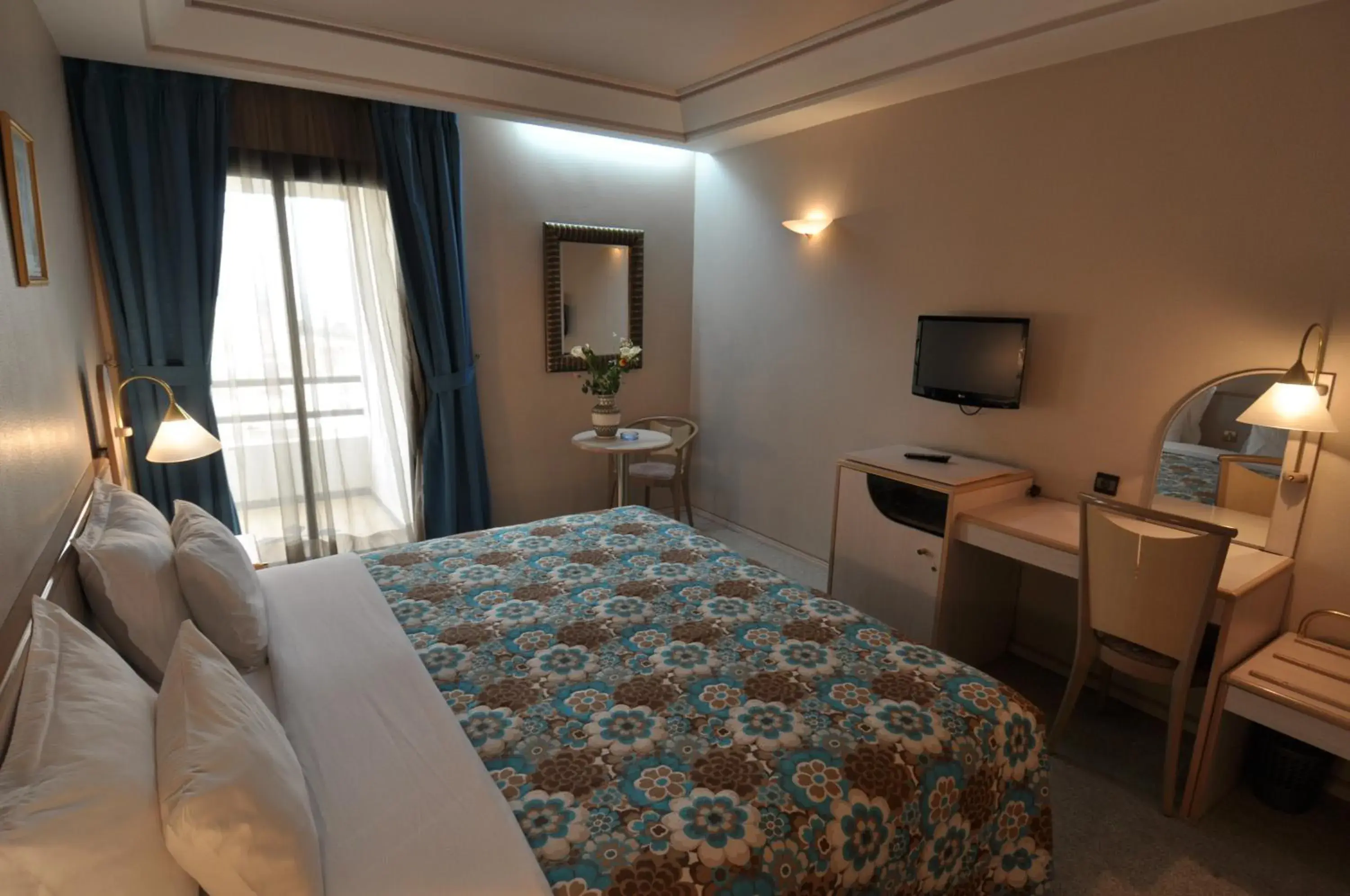 Bedroom, Bed in Hôtel Wassim