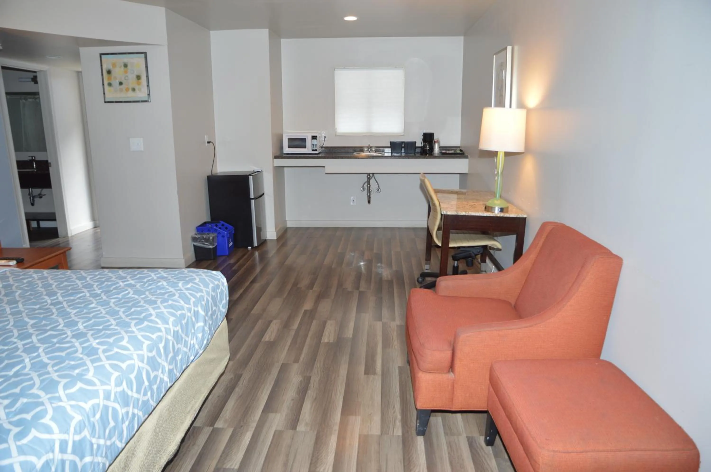Kitchen or kitchenette, Bed in Glass Slipper Inn - Stanford Palo Alto