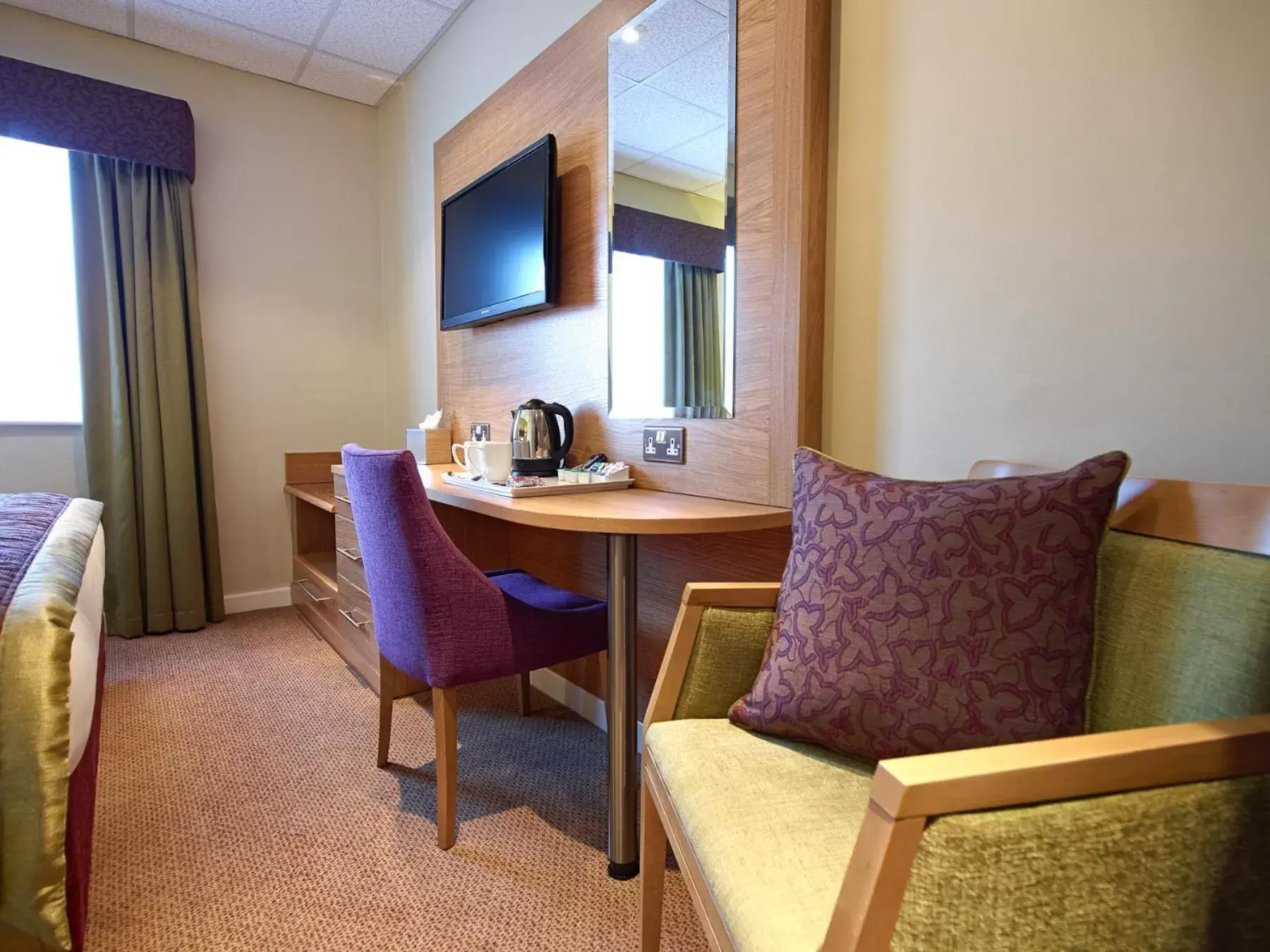 Bedroom, TV/Entertainment Center in The Briar Court Hotel