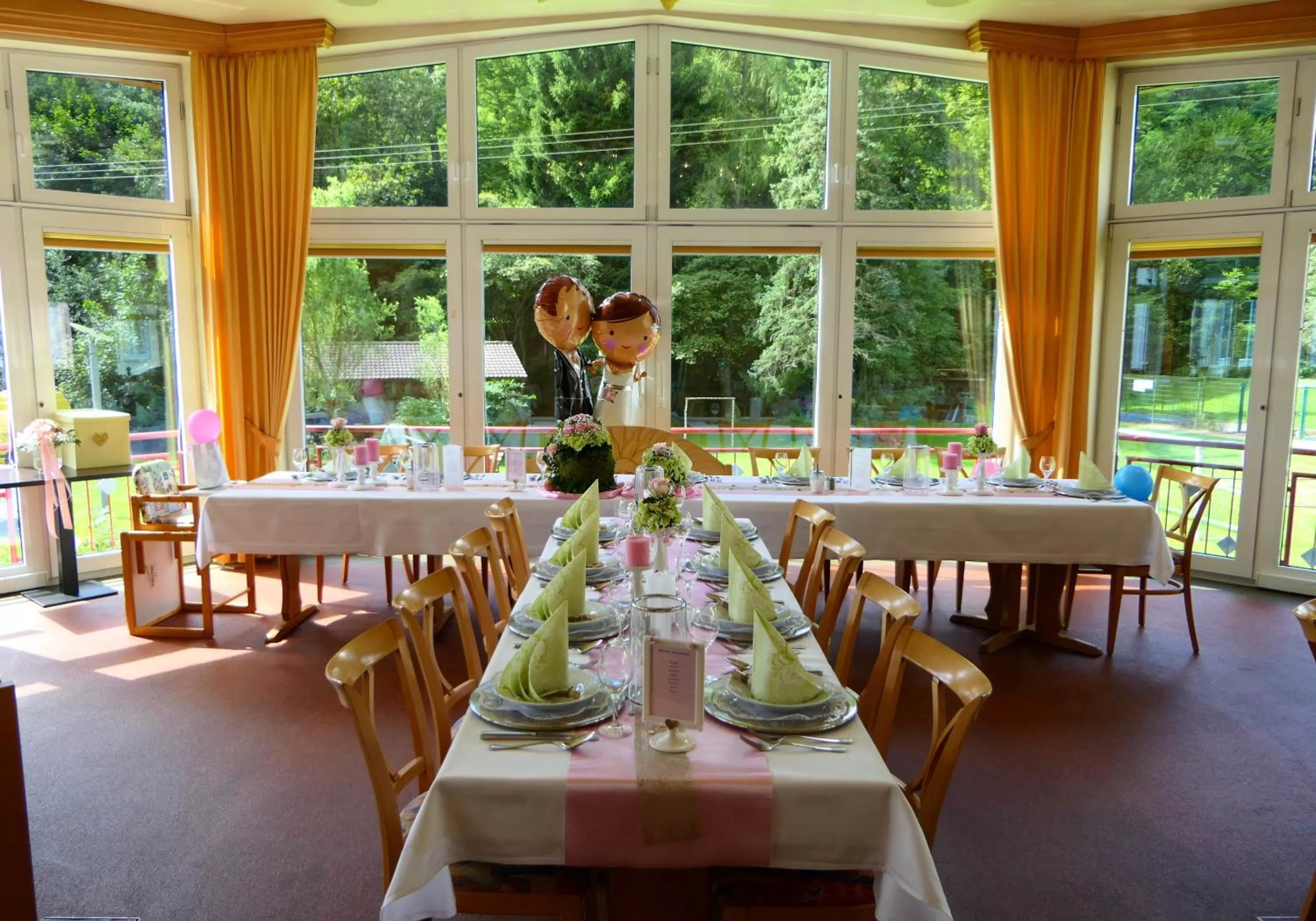 Restaurant/places to eat in Hotel Christel