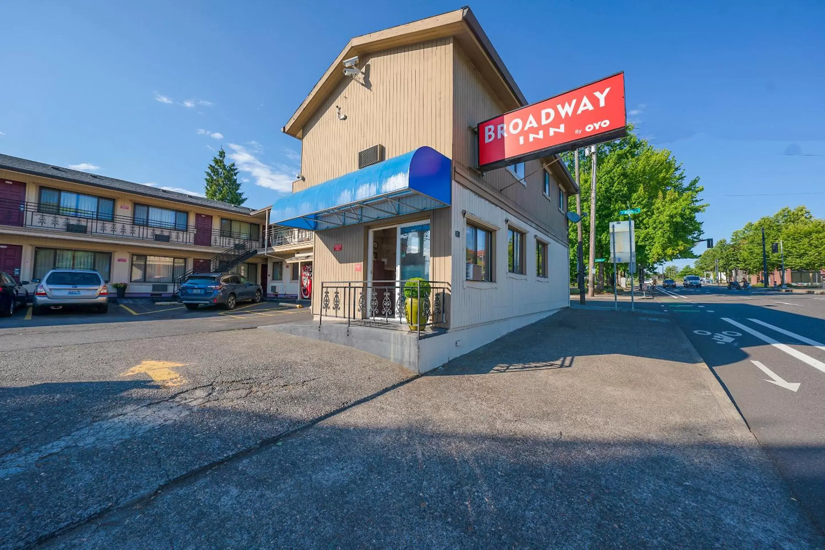 Facade/entrance, Property Building in Broadway Inn by OYO Portland Downtown