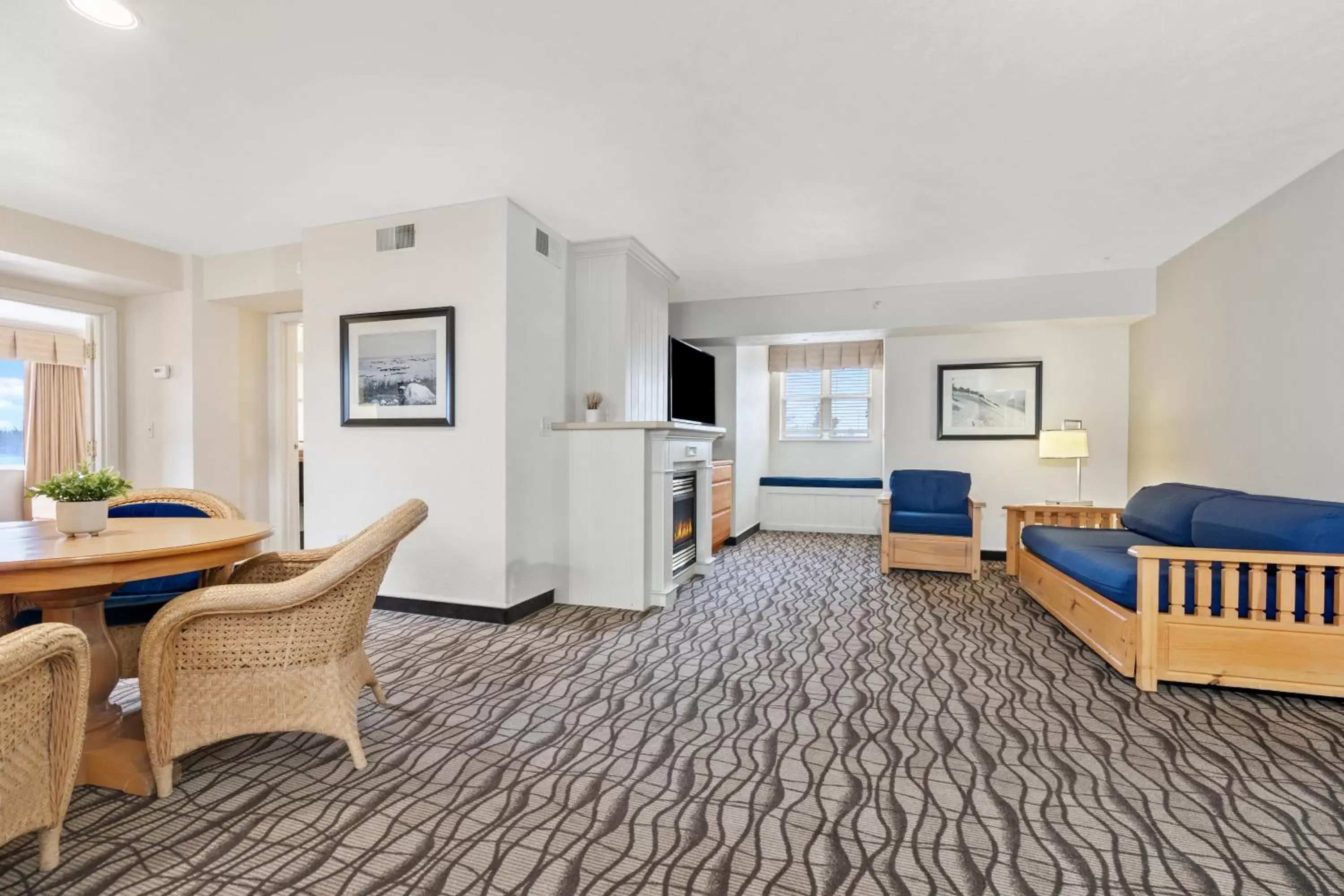 Living room, Seating Area in Cherry Tree Inn & Suites