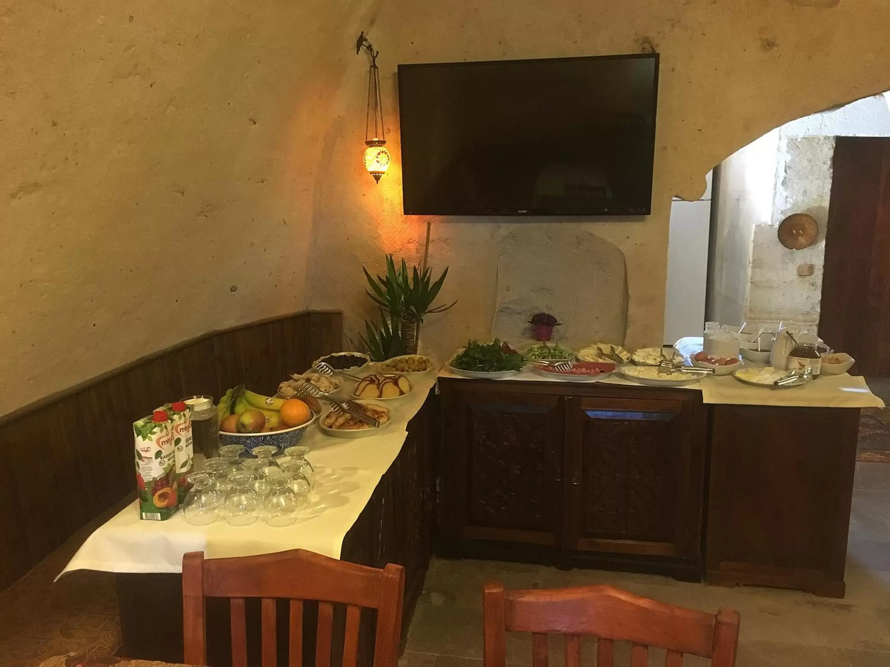 Buffet breakfast, Restaurant/Places to Eat in Tulip Cave Suites