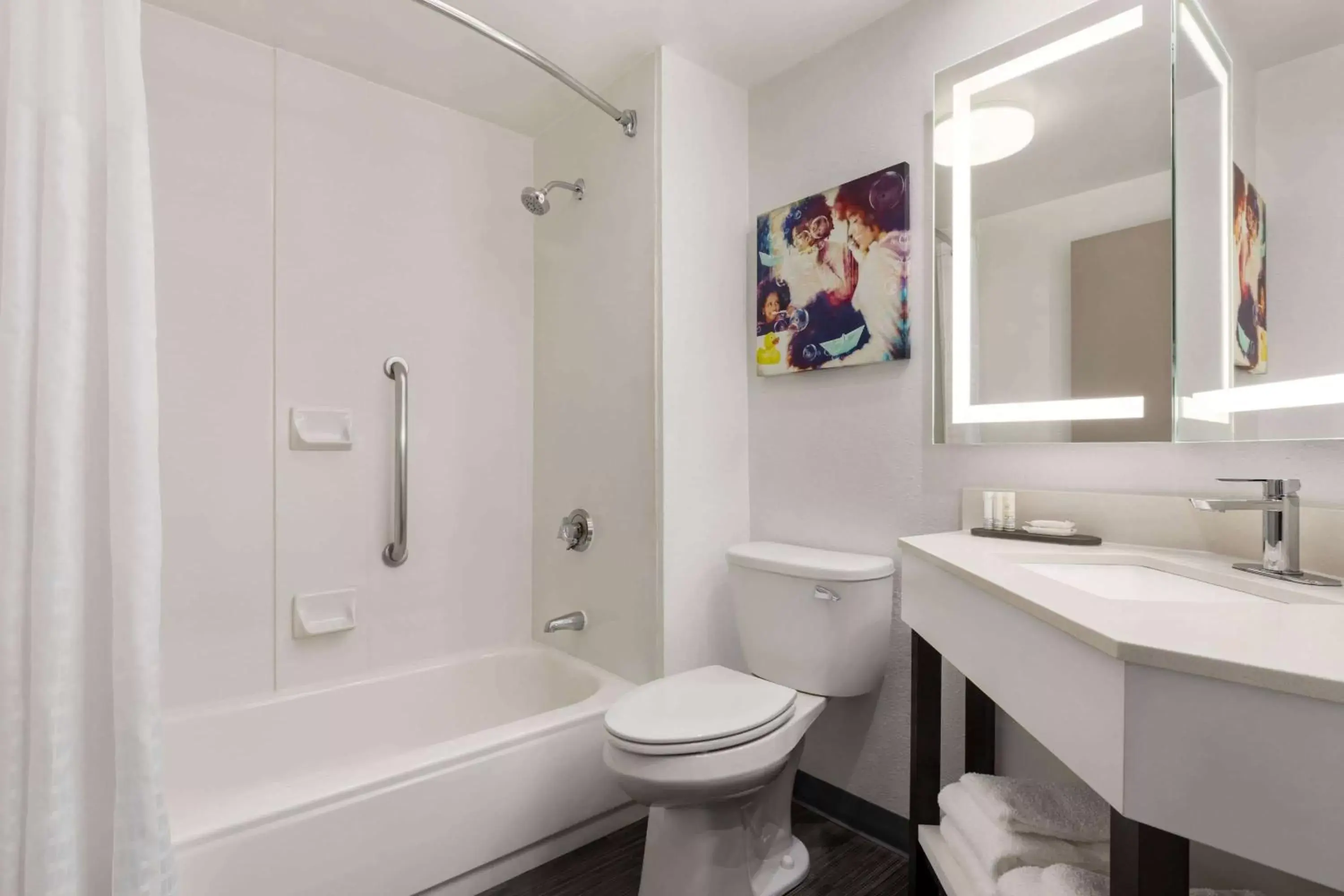 TV and multimedia, Bathroom in La Quinta by Wyndham Cleveland Airport West