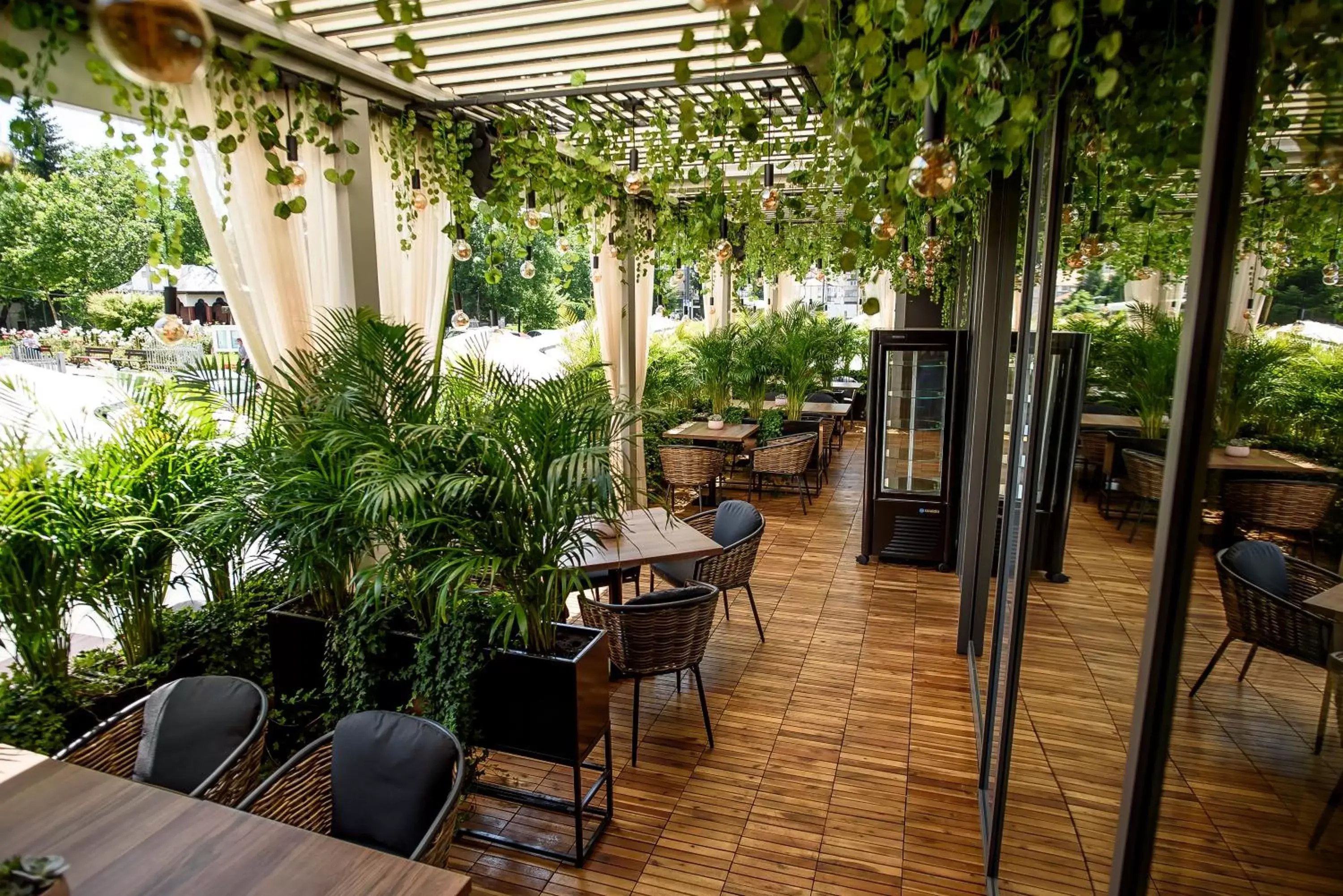 Restaurant/places to eat in Ramada by Wyndham Ramnicu Valcea Restaurant/places to eat in Ramada by Wyndham Ramnicu Valcea