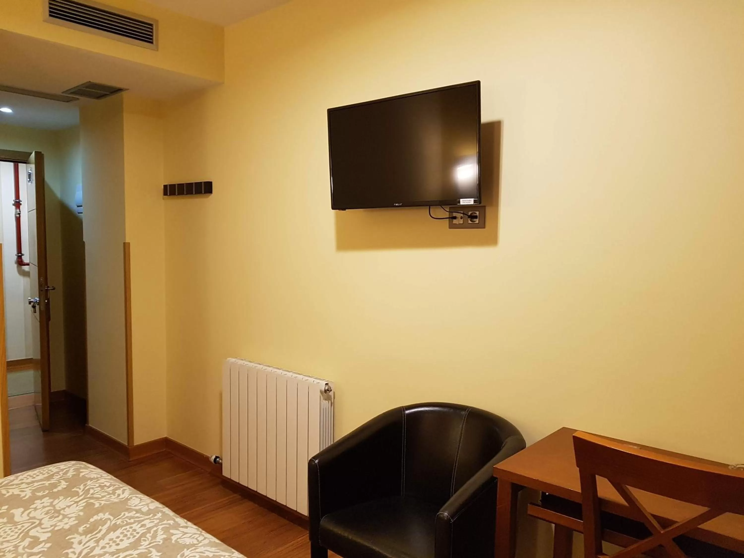 Communal lounge/ TV room in Hotel Reina Isabel