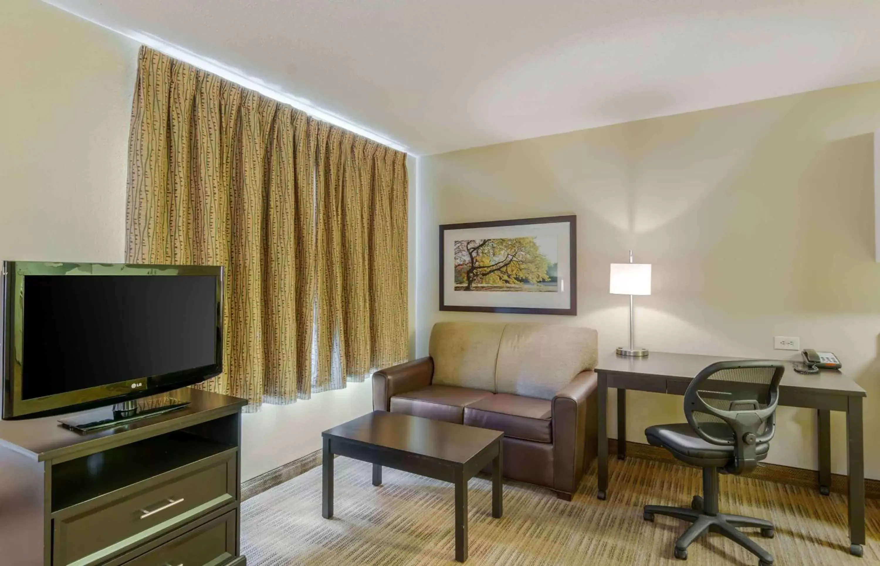 Bedroom, TV/Entertainment Center in Extended Stay America Suites - Richmond - W Broad Street - Glenside - North