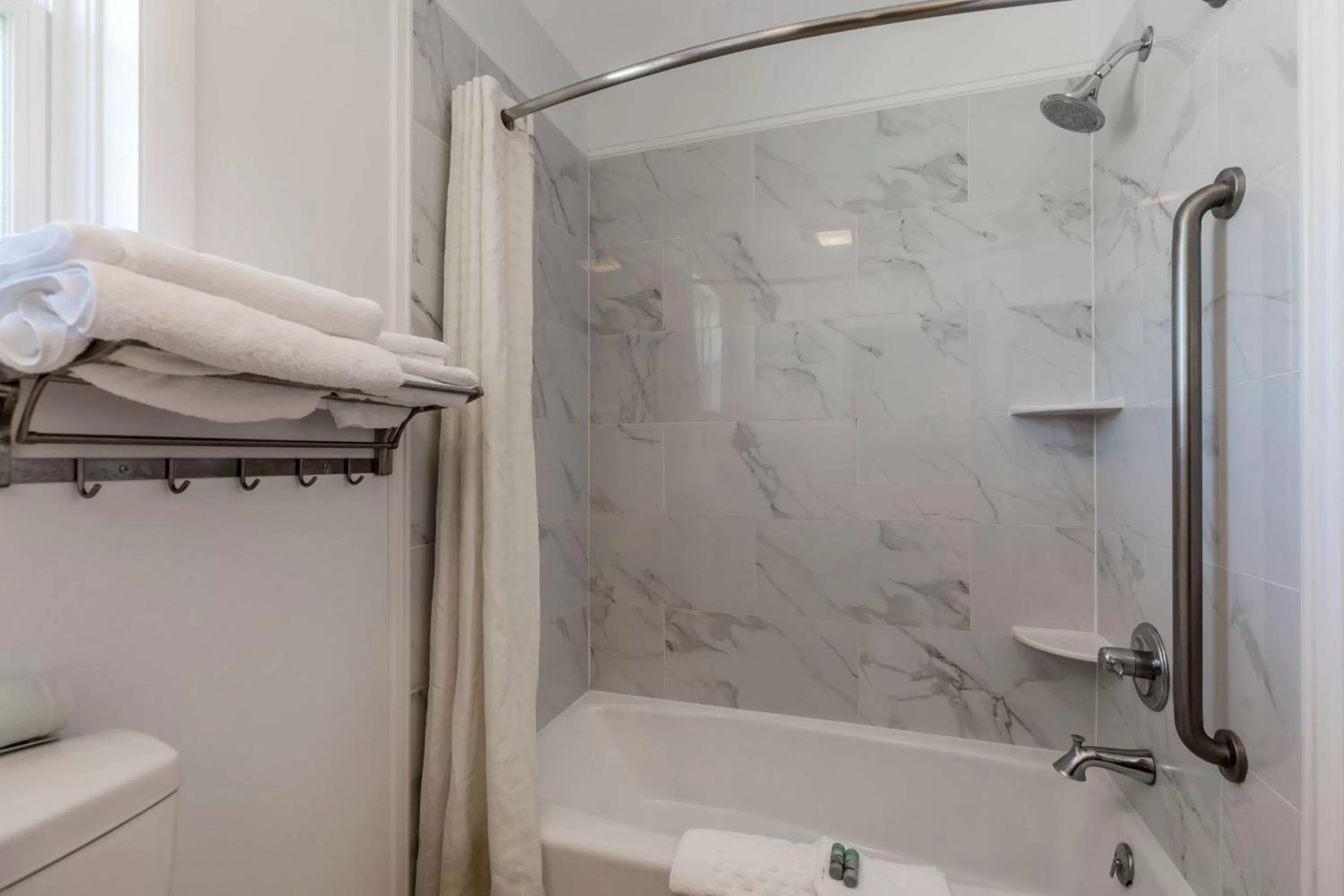 Shower in Best Western Pioneer