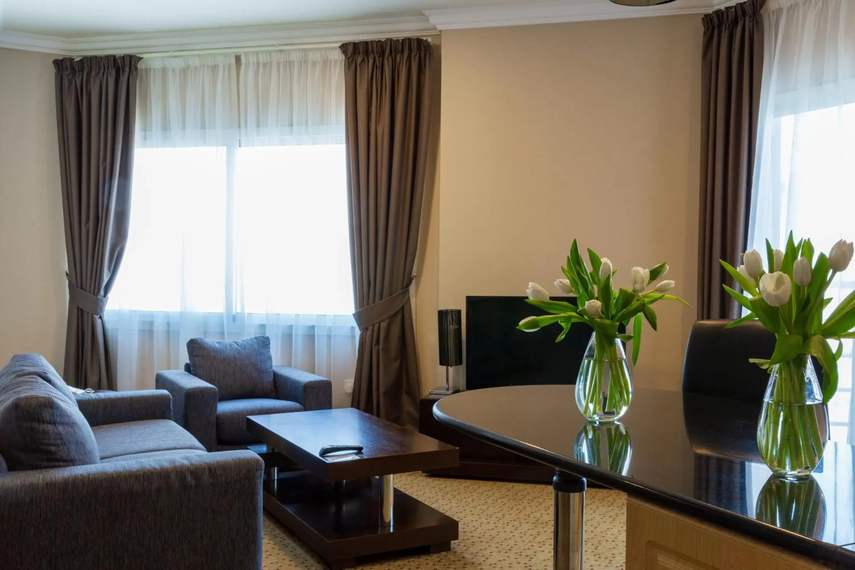 Living room, Seating Area in Kingsgate Hotel Doha by Millennium Hotels.