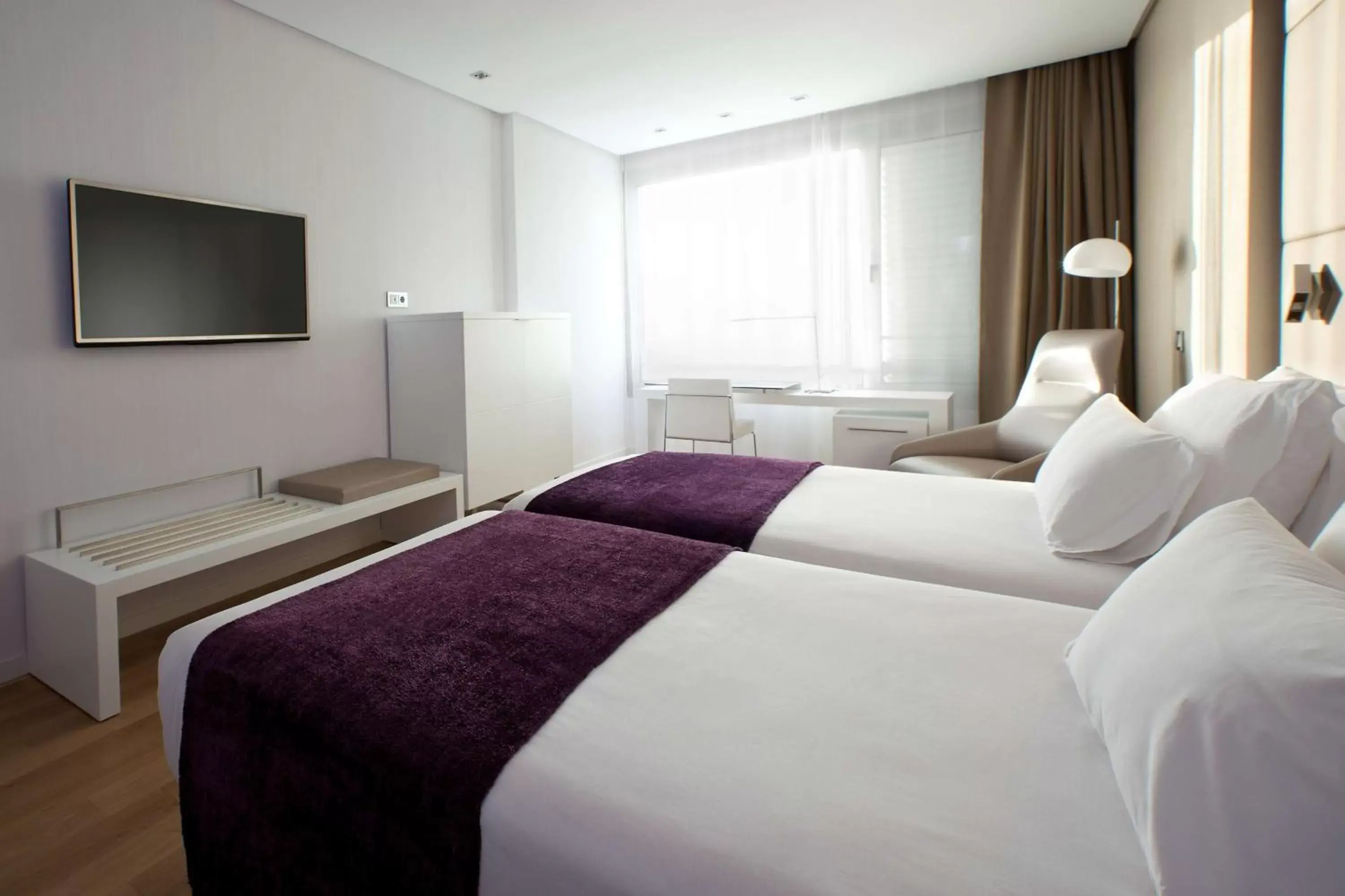 TV and multimedia, Bed in NH Collection Madrid Eurobuilding