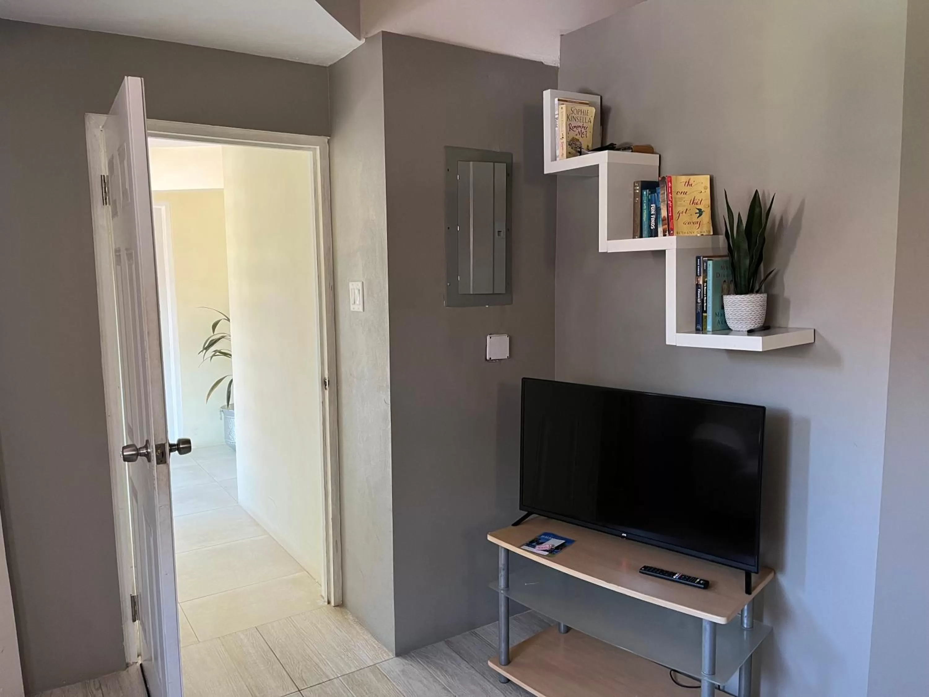 TV and multimedia in Seacastles by the beach/pool