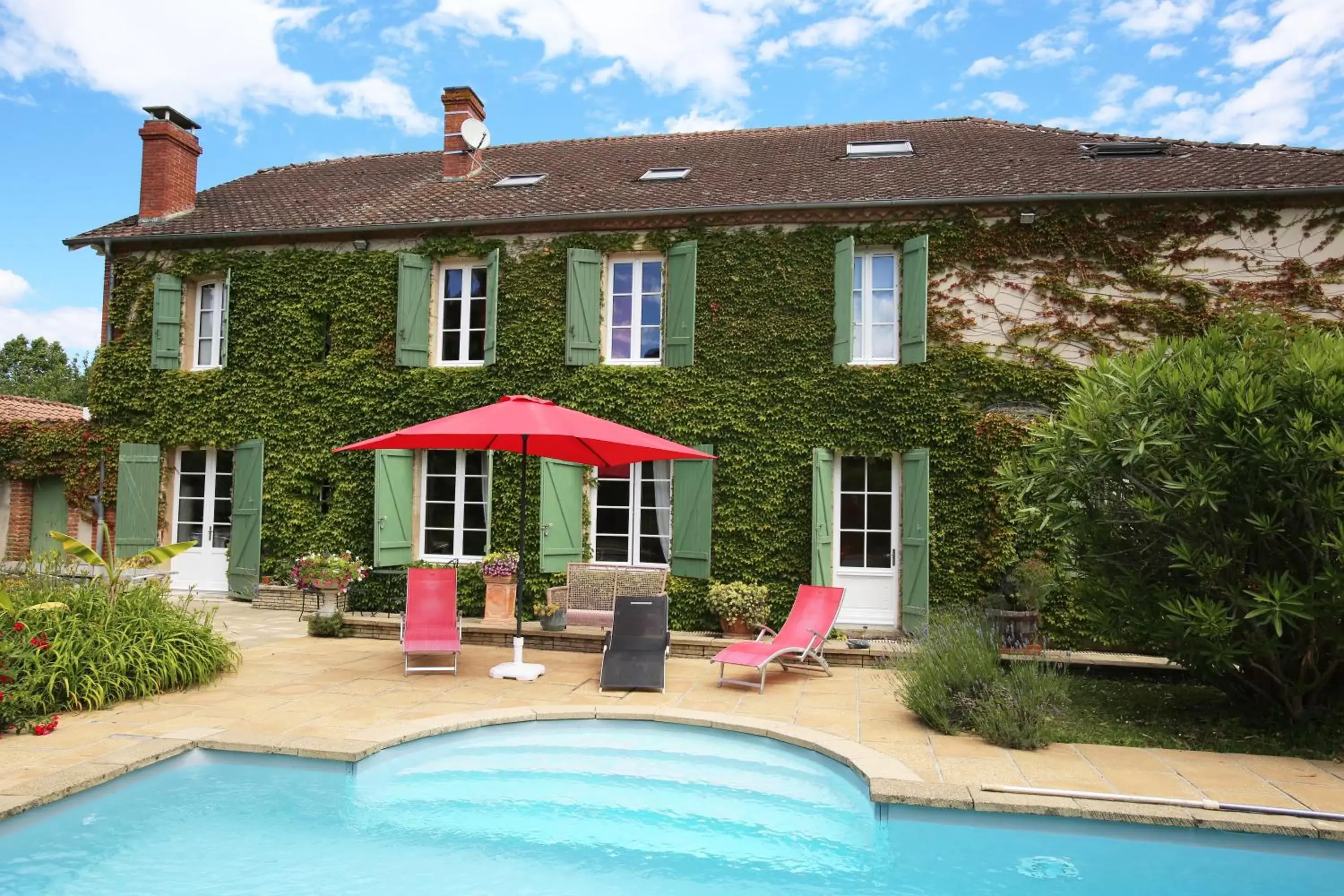 Swimming pool, Property Building in Chambres d'Hôtes Le Mas