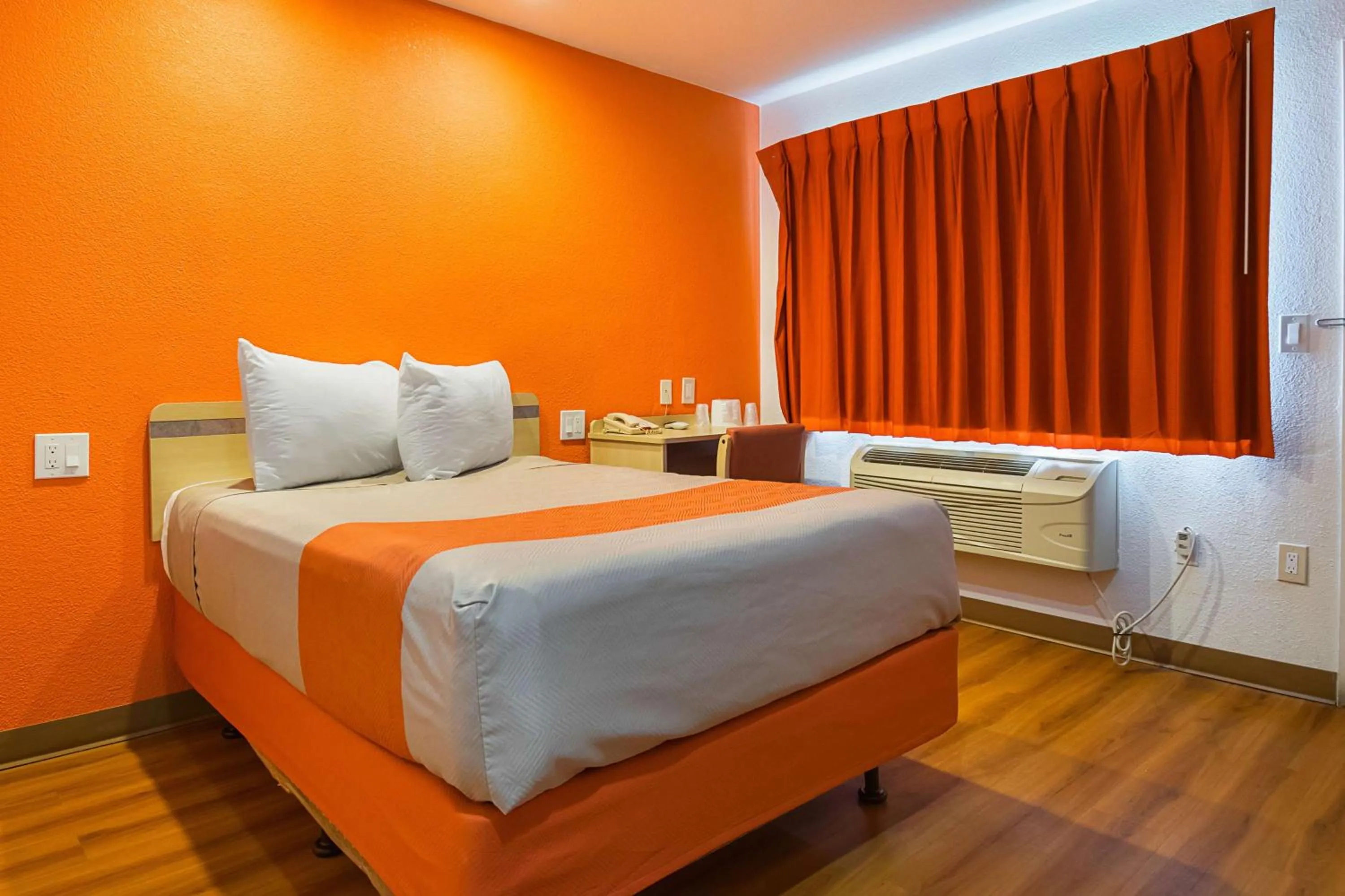 Photo of the whole room, Bed in Motel 6 Lost Hills / Buttonwillow Racetrack