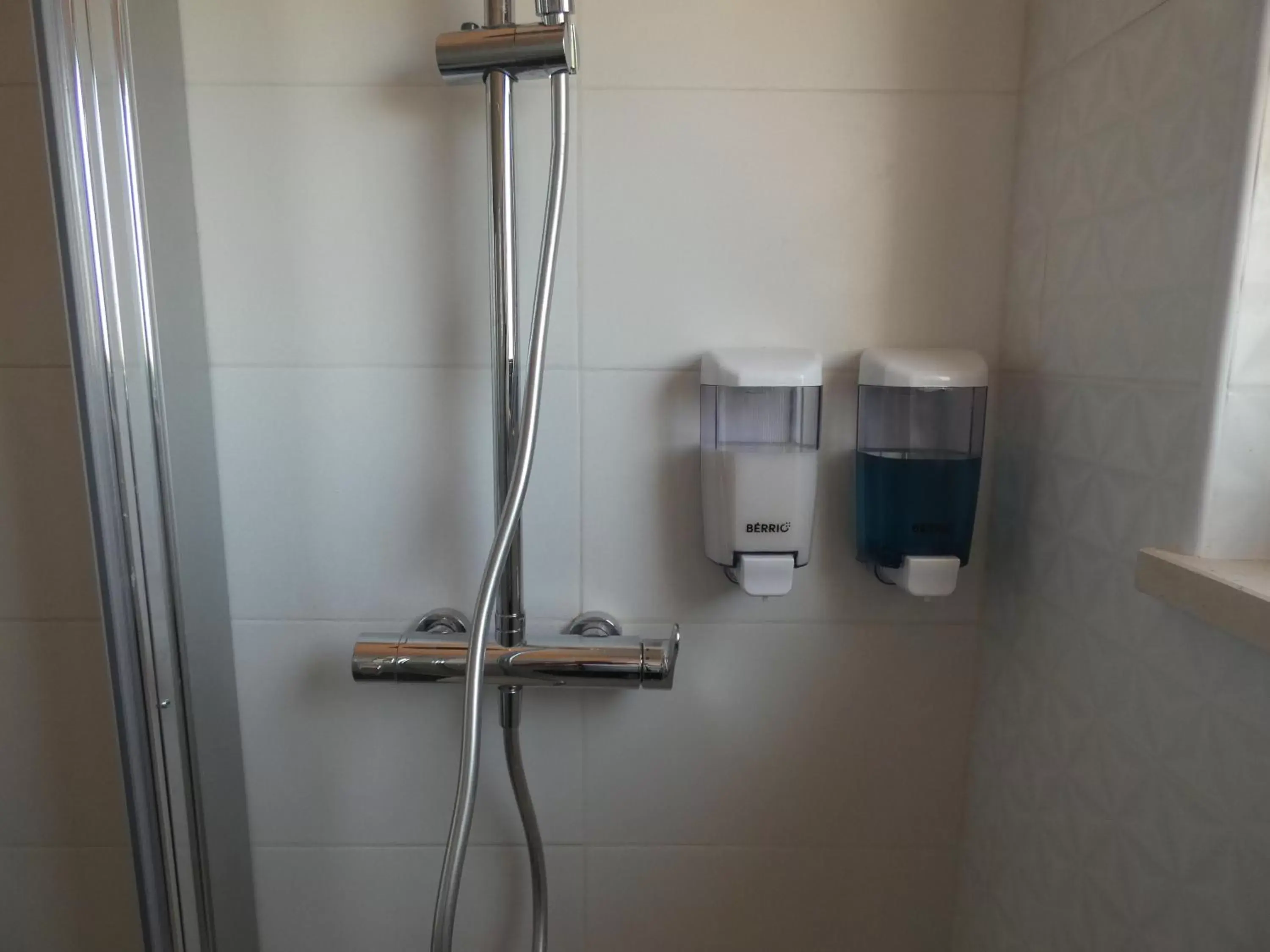 Shower, Bathroom in Pinhal Litoral