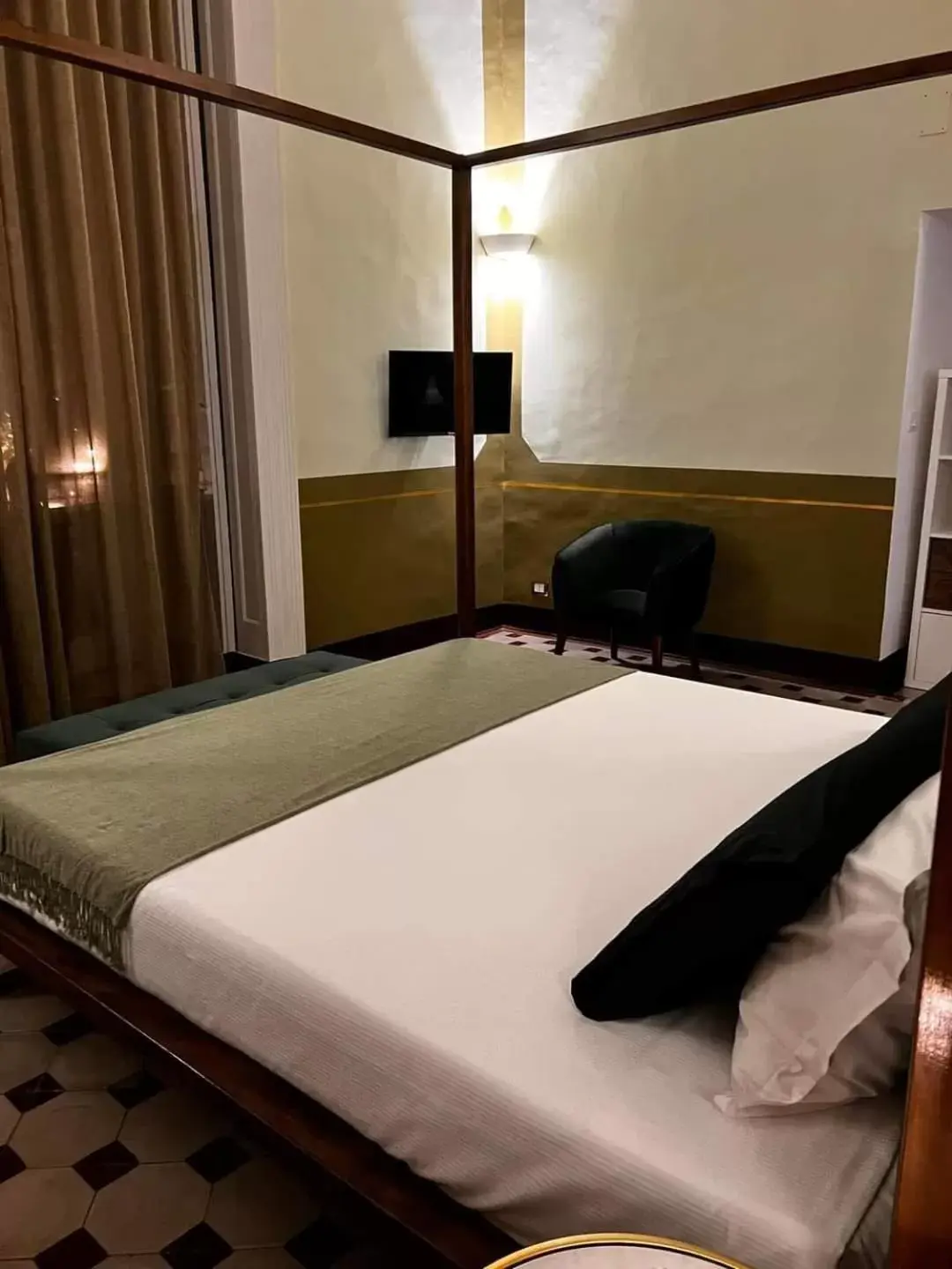 Bed in Toscano Palace Luxury Rooms Catania