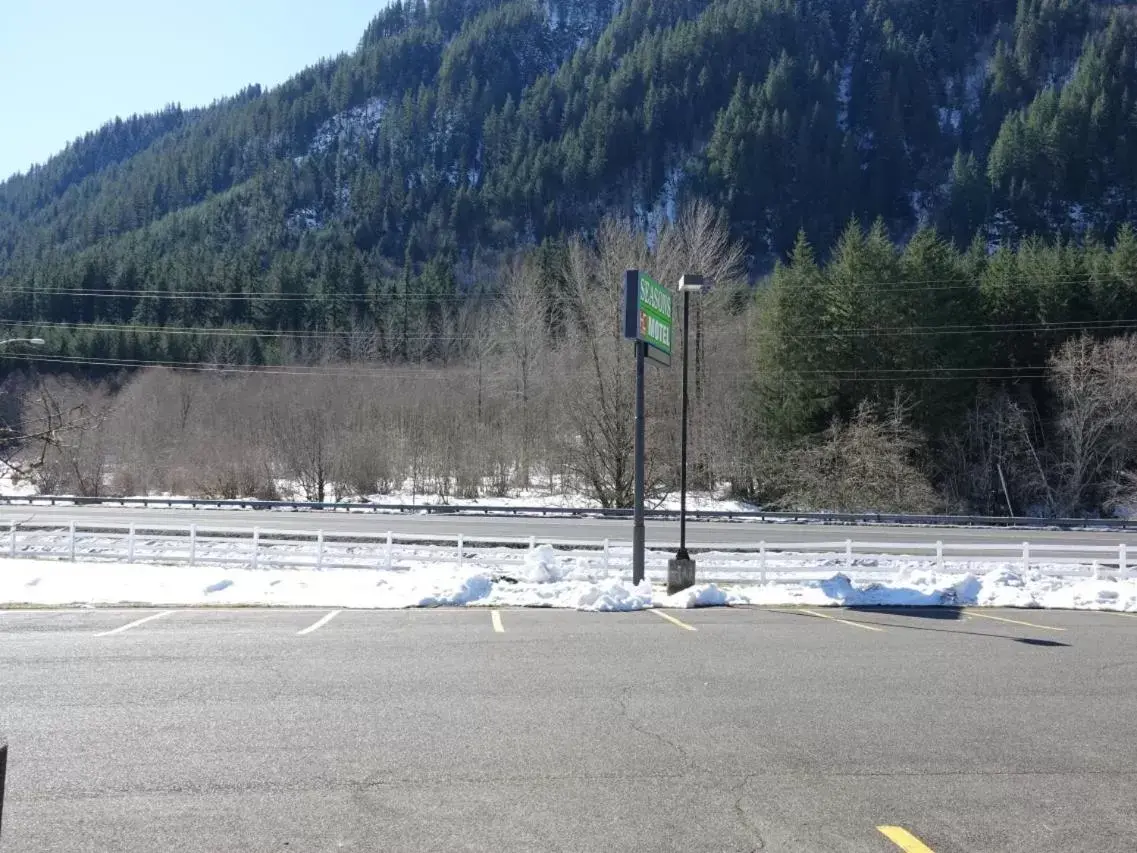 Property building, Swimming Pool in Seasons Motel