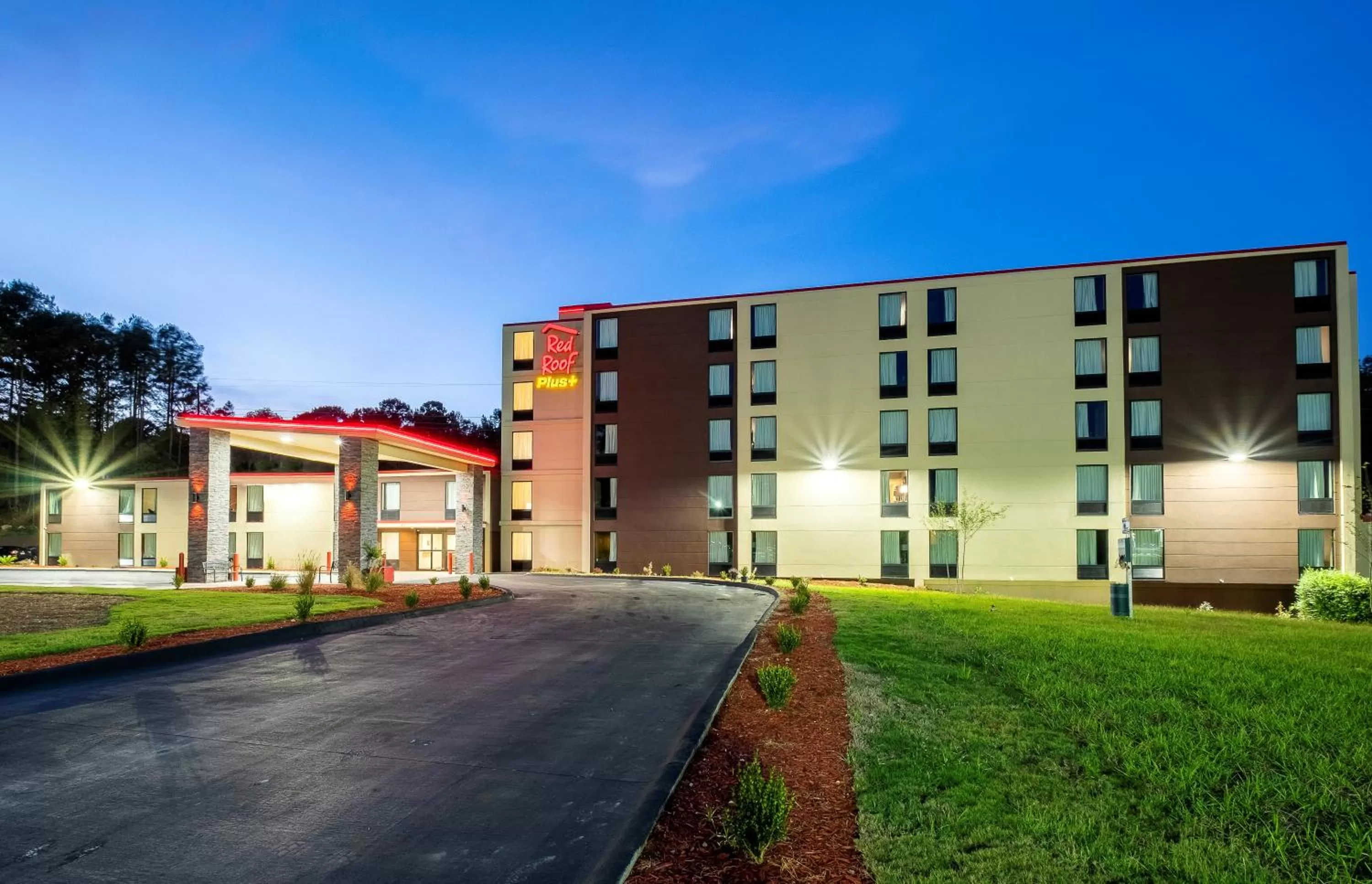 Property building in Red Roof Inn PLUS+ Tuscaloosa - University