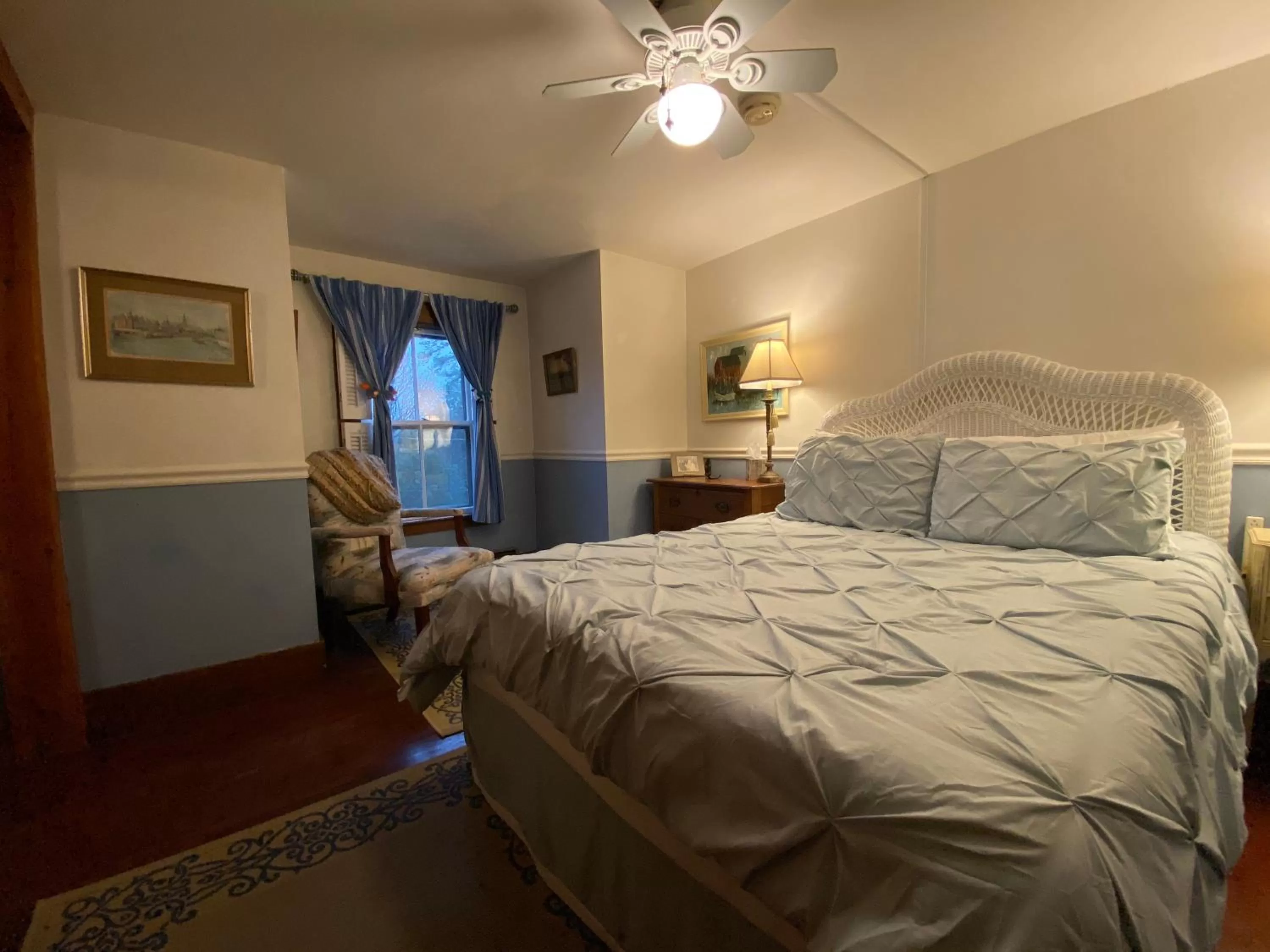 Bedroom, Bed in Follansbee Inn
