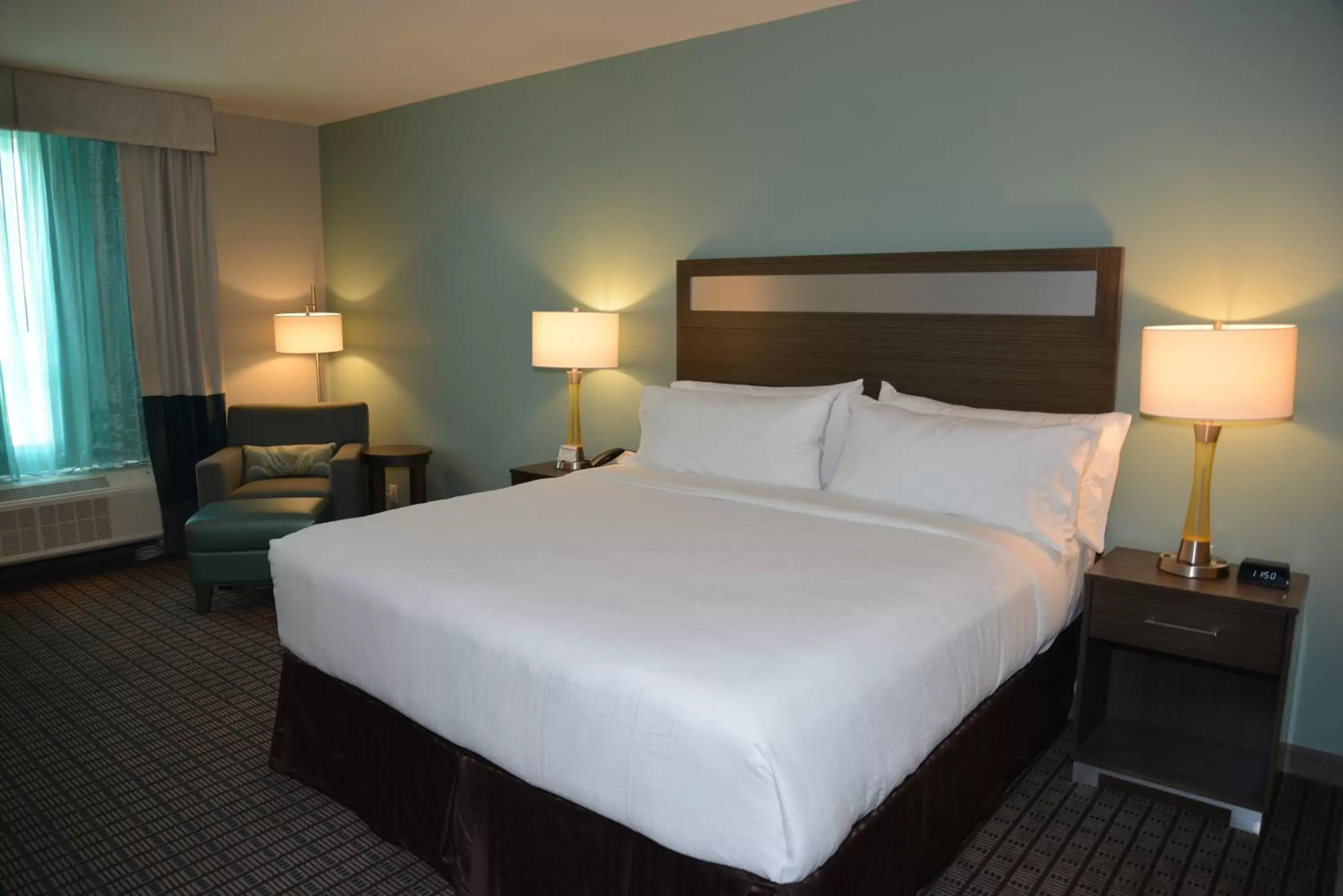 Photo of the whole room, Bed in Holiday Inn - Beaumont East-Medical Ctr Area, an IHG Hotel