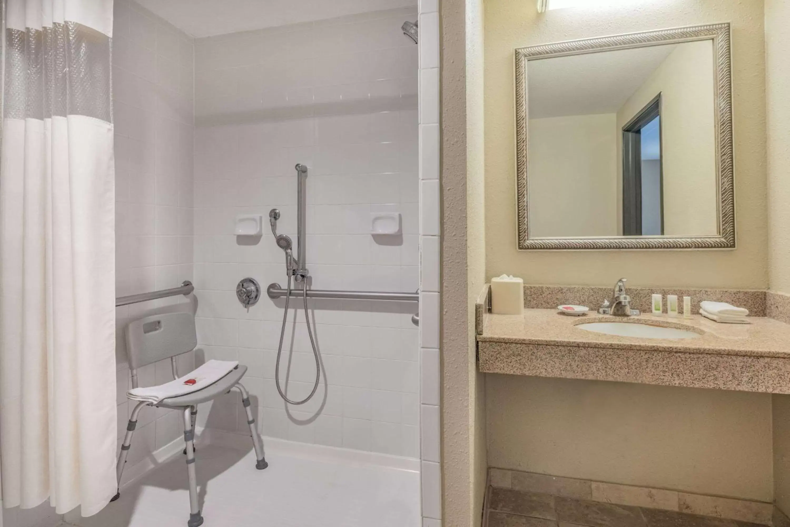 Shower, Bathroom in La Quinta by Wyndham Minneapolis-Minnetonka