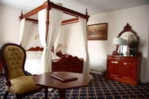 Bedroom, Seating Area in Drummond Hotel