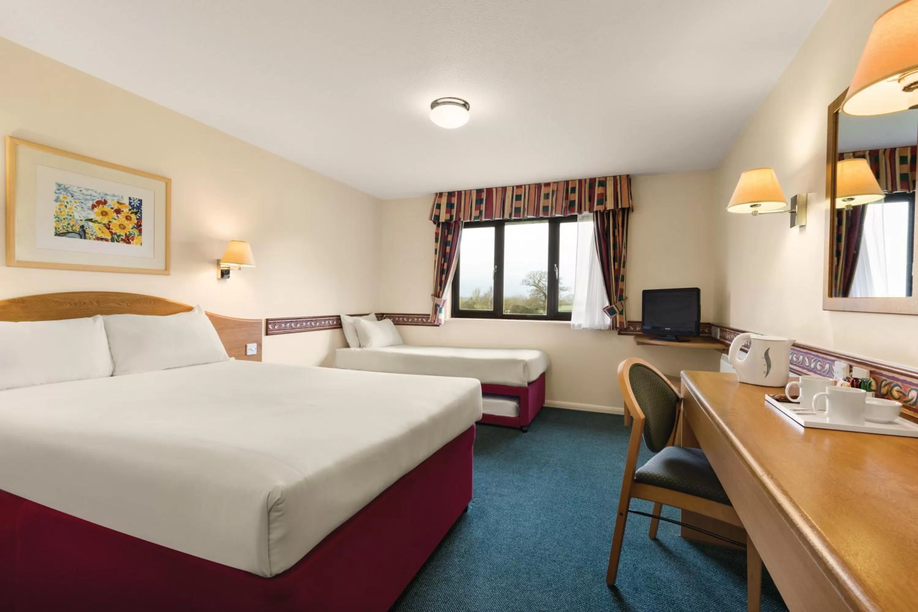 Photo of the whole room, Bed in Days Inn Michaelwood M5