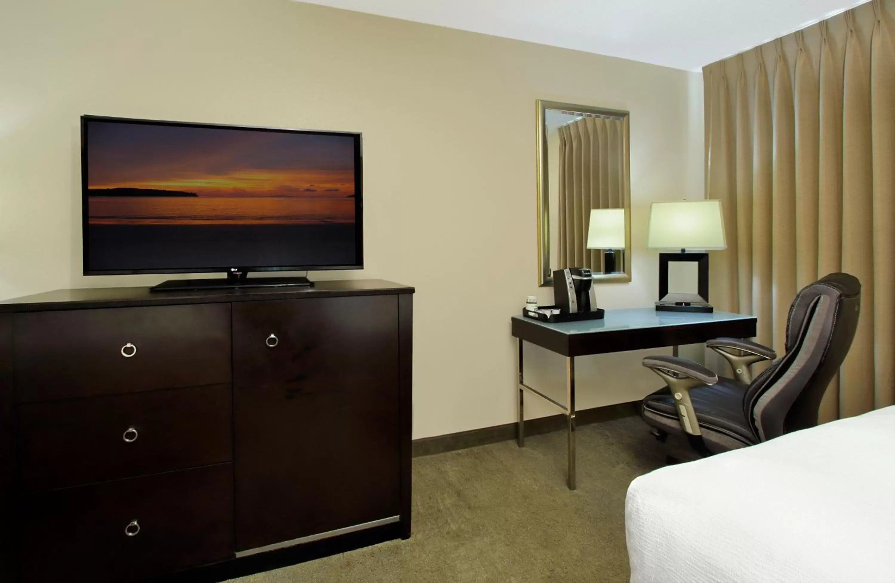 Photo of the whole room, TV/Entertainment Center in Holiday Inn Metairie New Orleans, an IHG Hotel