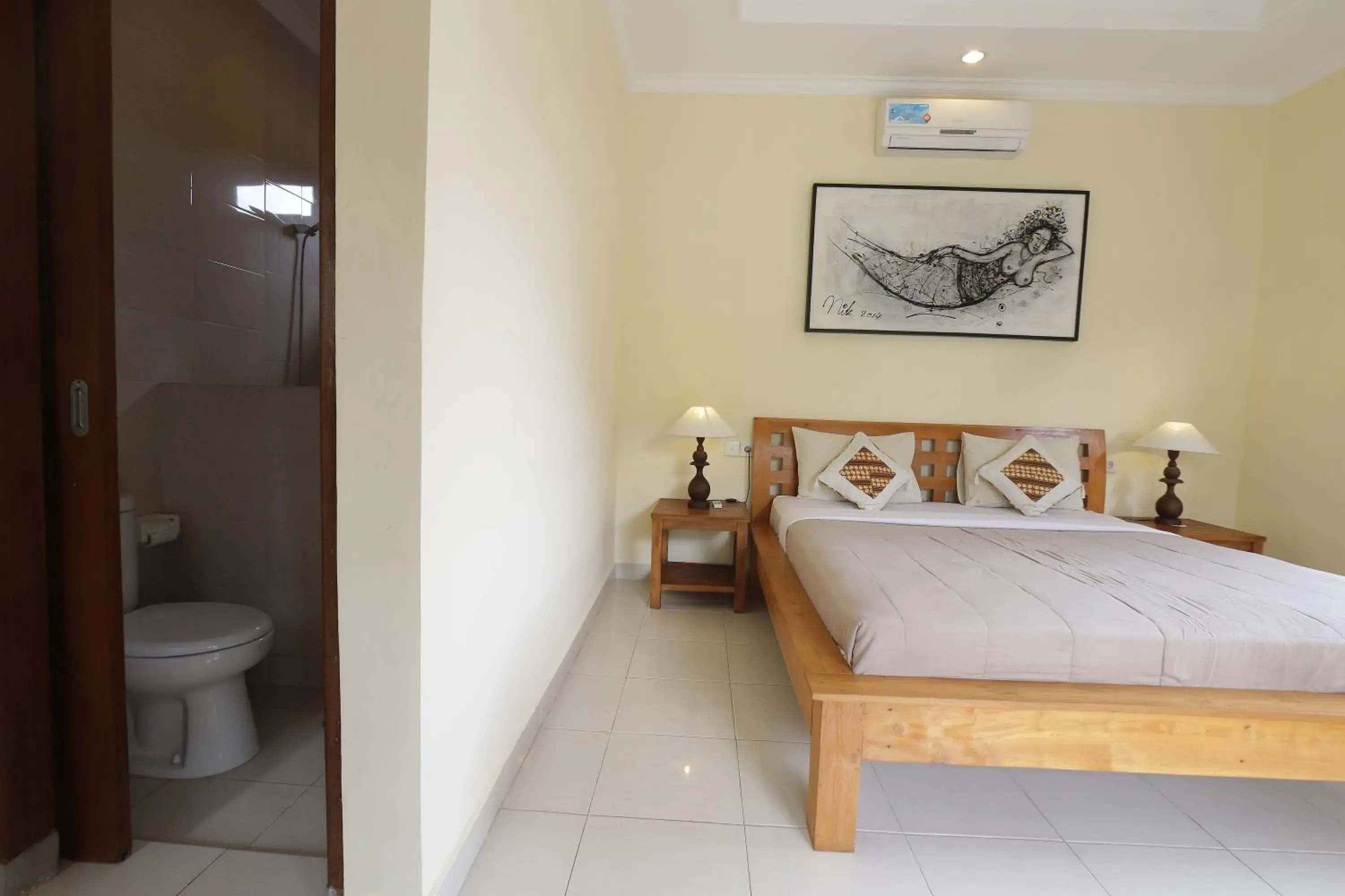 Photo of the whole room, Bed in Frangipani Bungalow