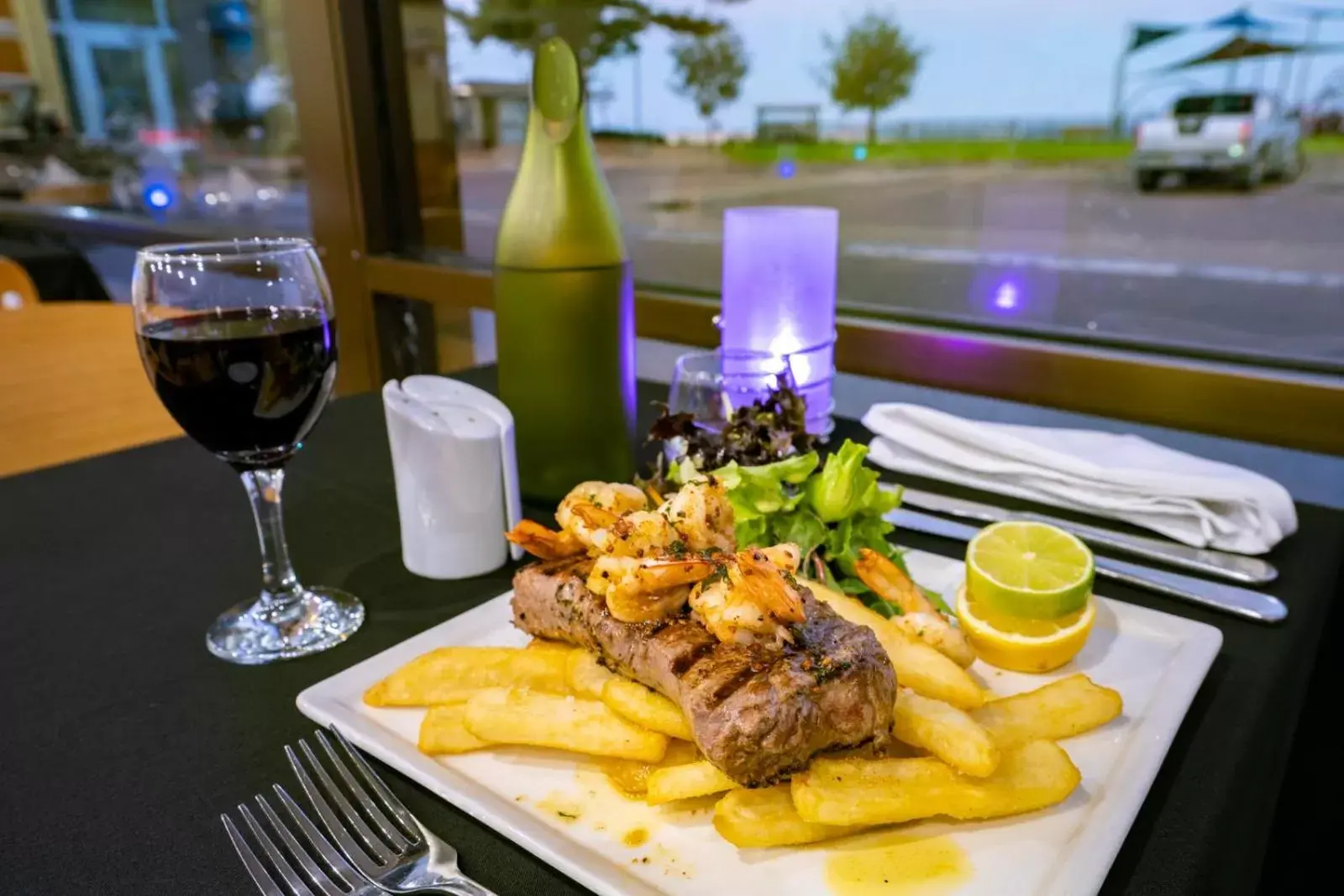 Food and drinks in Hospitality Esperance SureStay Collection by Best Western