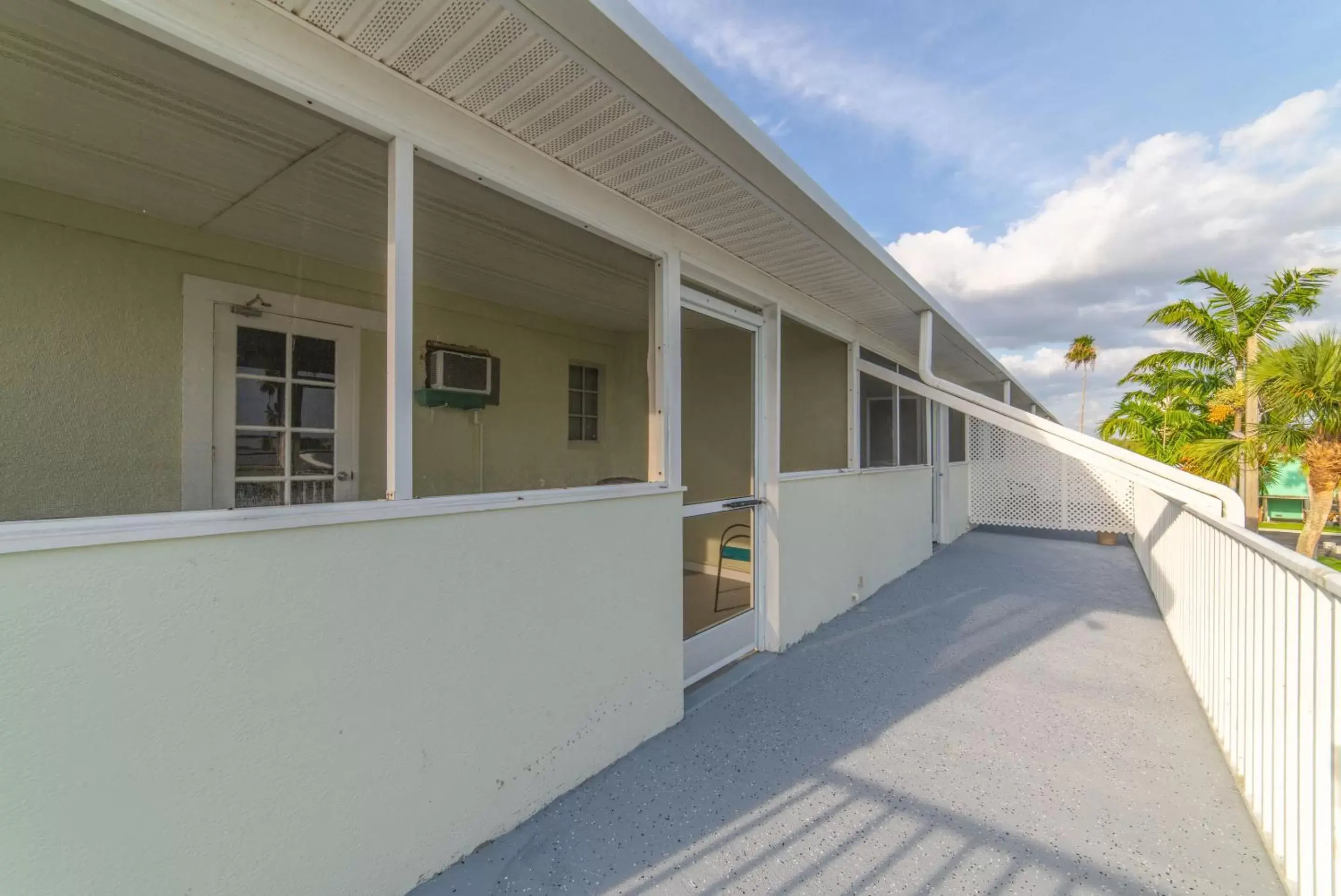 Balcony/Terrace in Captain's Table Hotel by Everglades Adventures