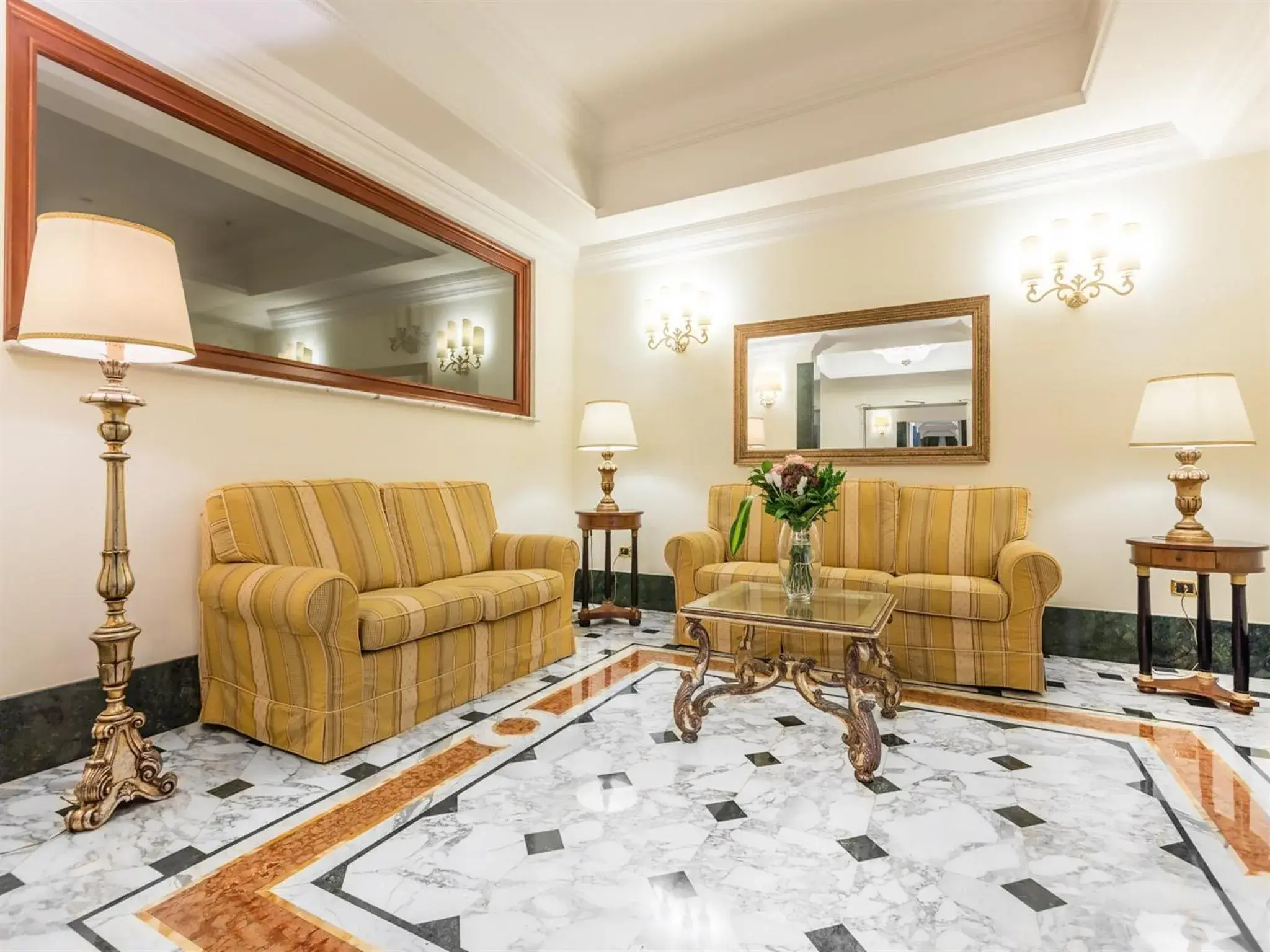 Lobby or reception, Seating Area in Raeli Hotel Regio