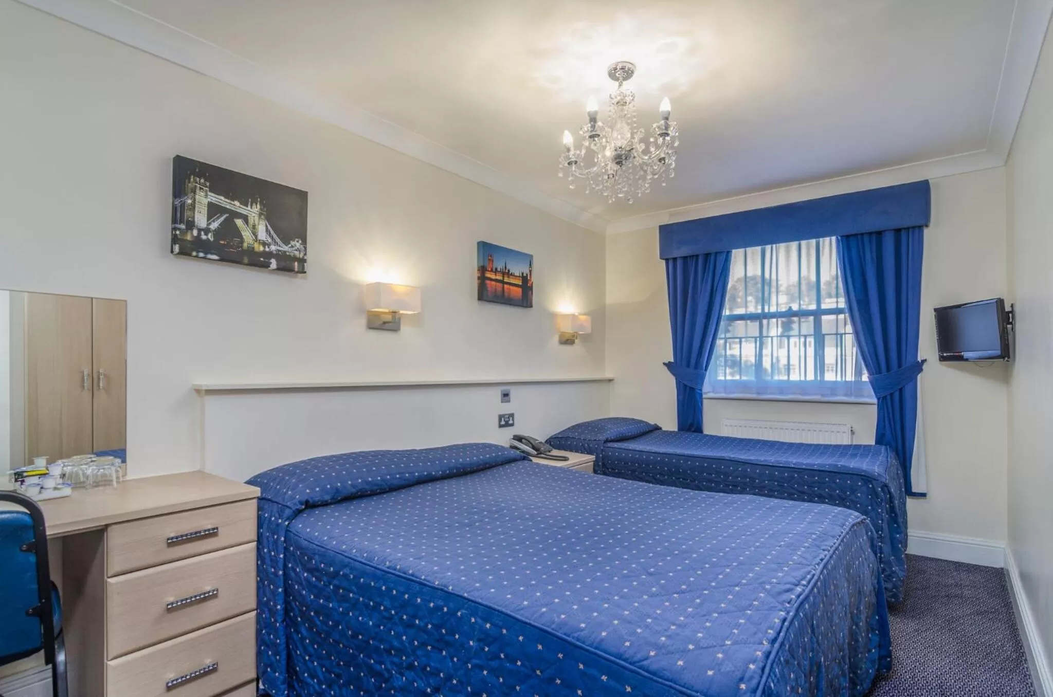 Photo of the whole room, Bed in Aaraya London