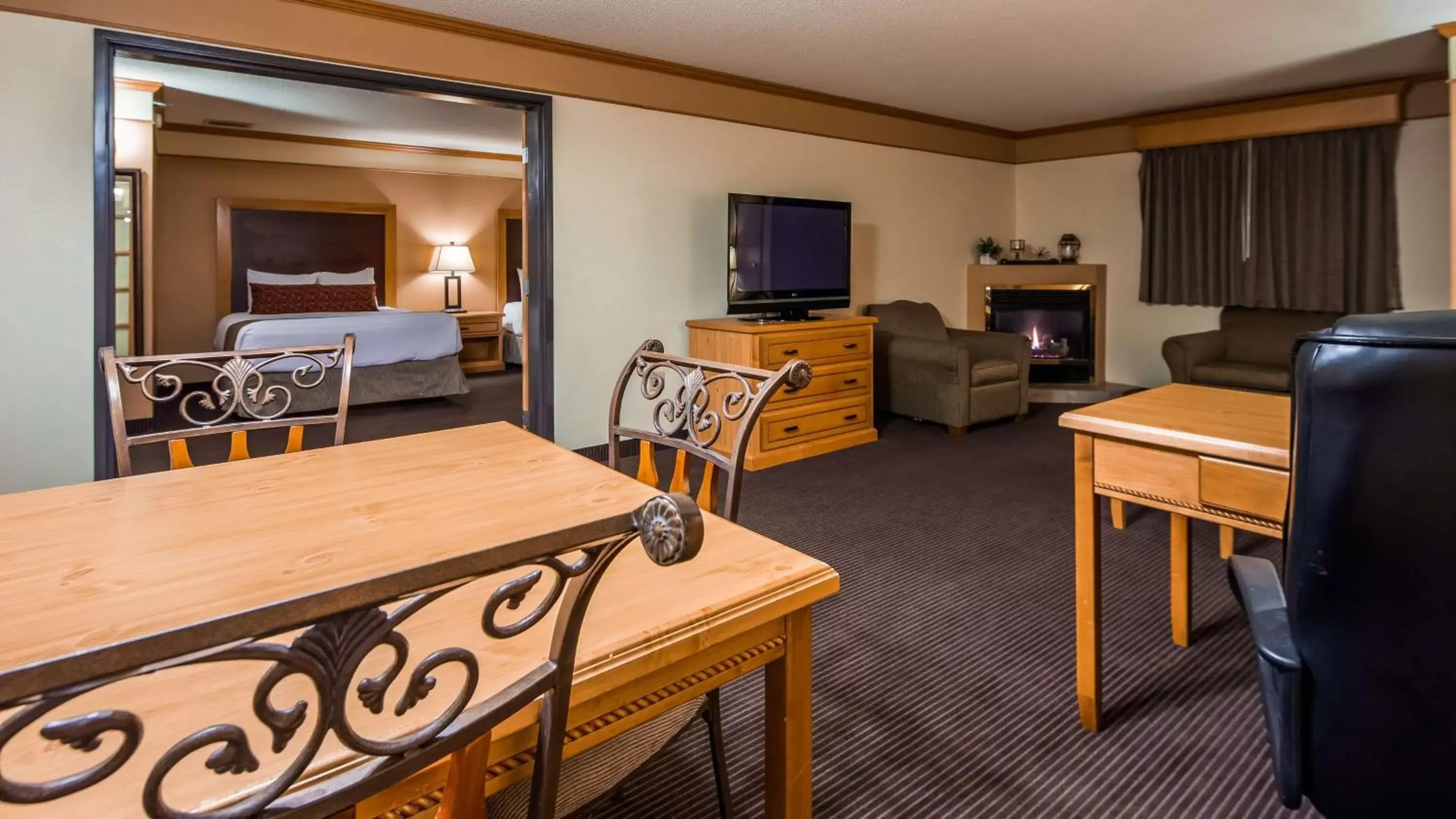 Photo of the whole room, TV/Entertainment Center in Best Western Plus Sidney Lodge