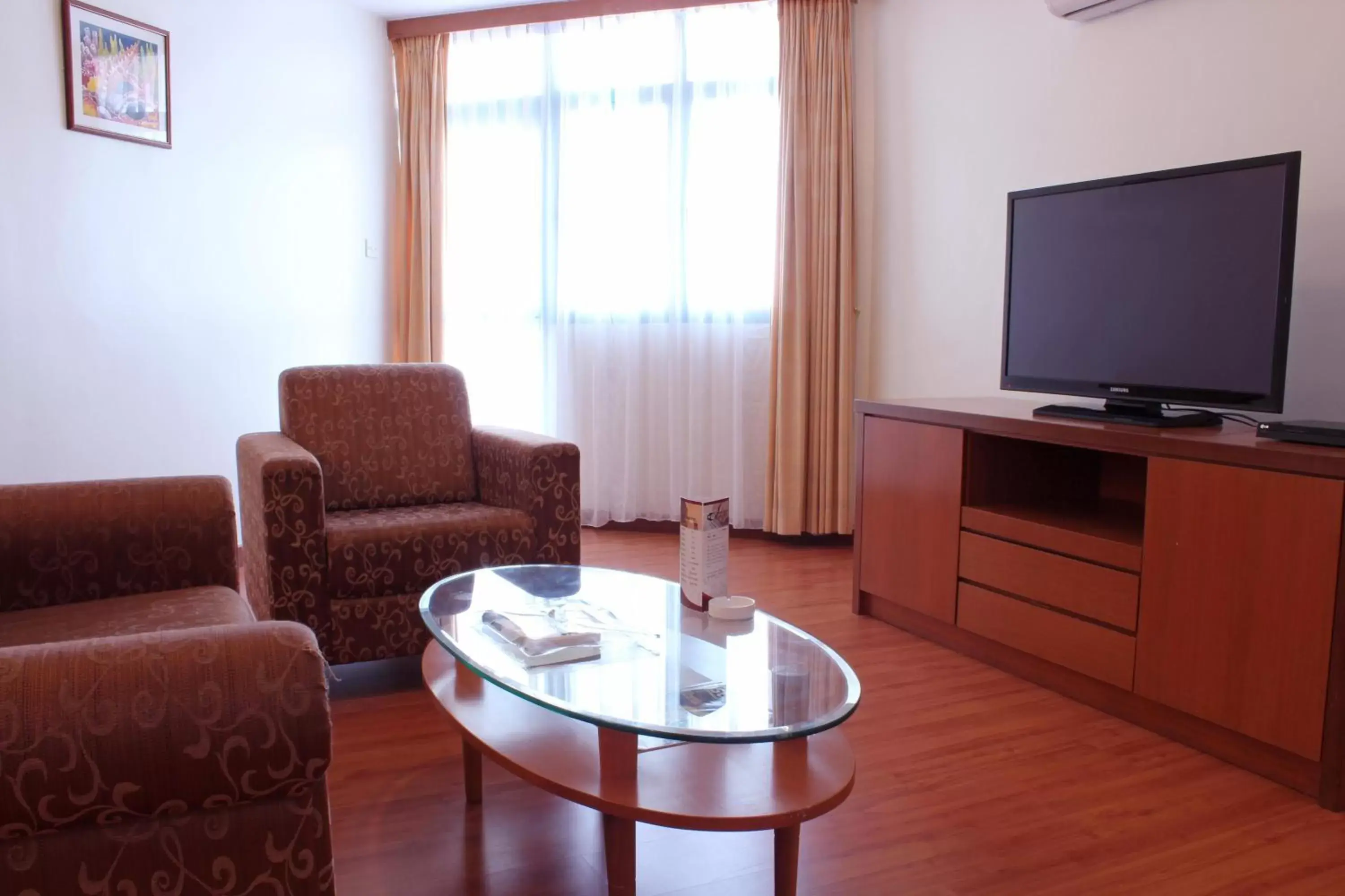 Living room, TV/Entertainment Center in Imperial Hotel